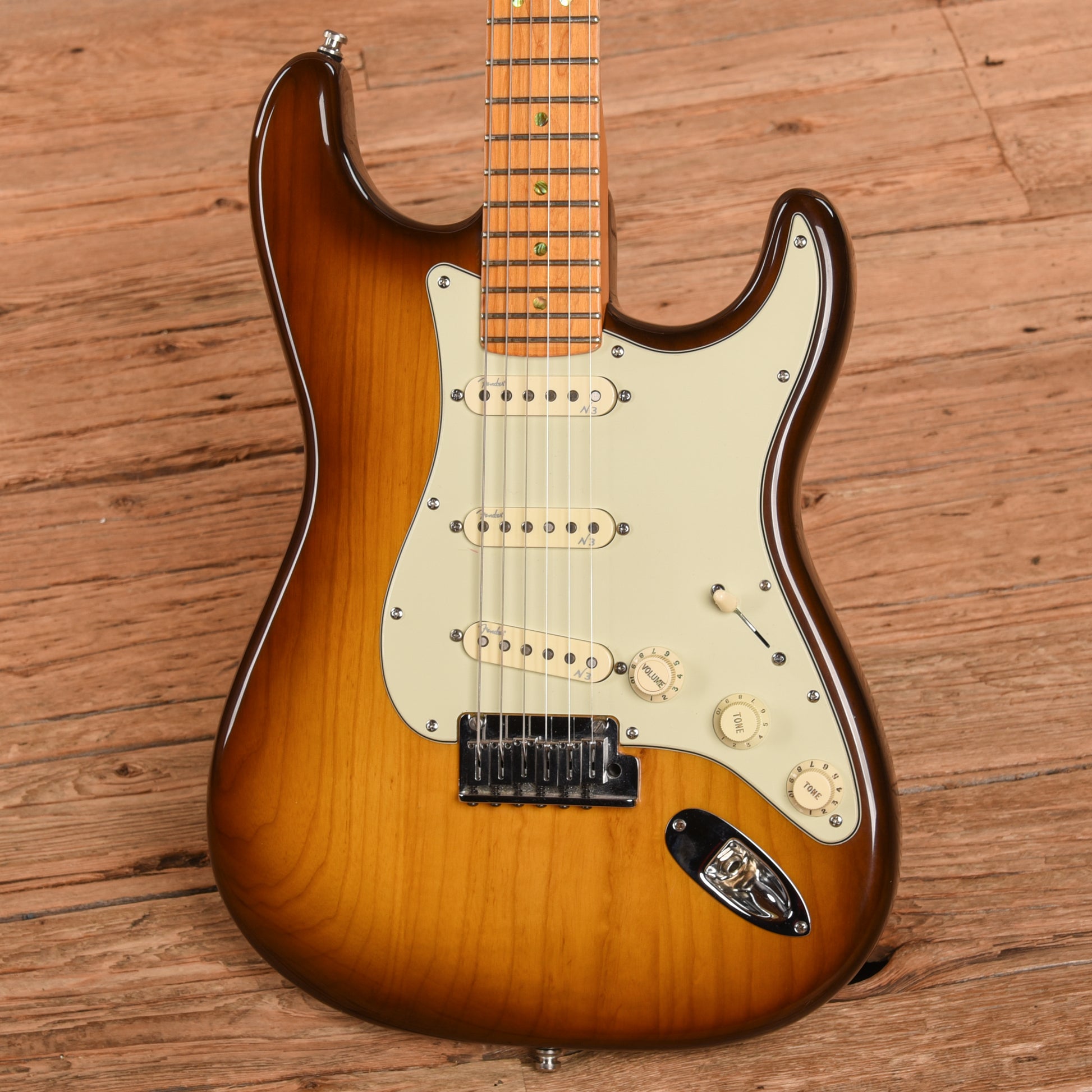 Fender American Deluxe Stratocaster Tobacco Sunburst 2006 Electric Guitars / Solid Body