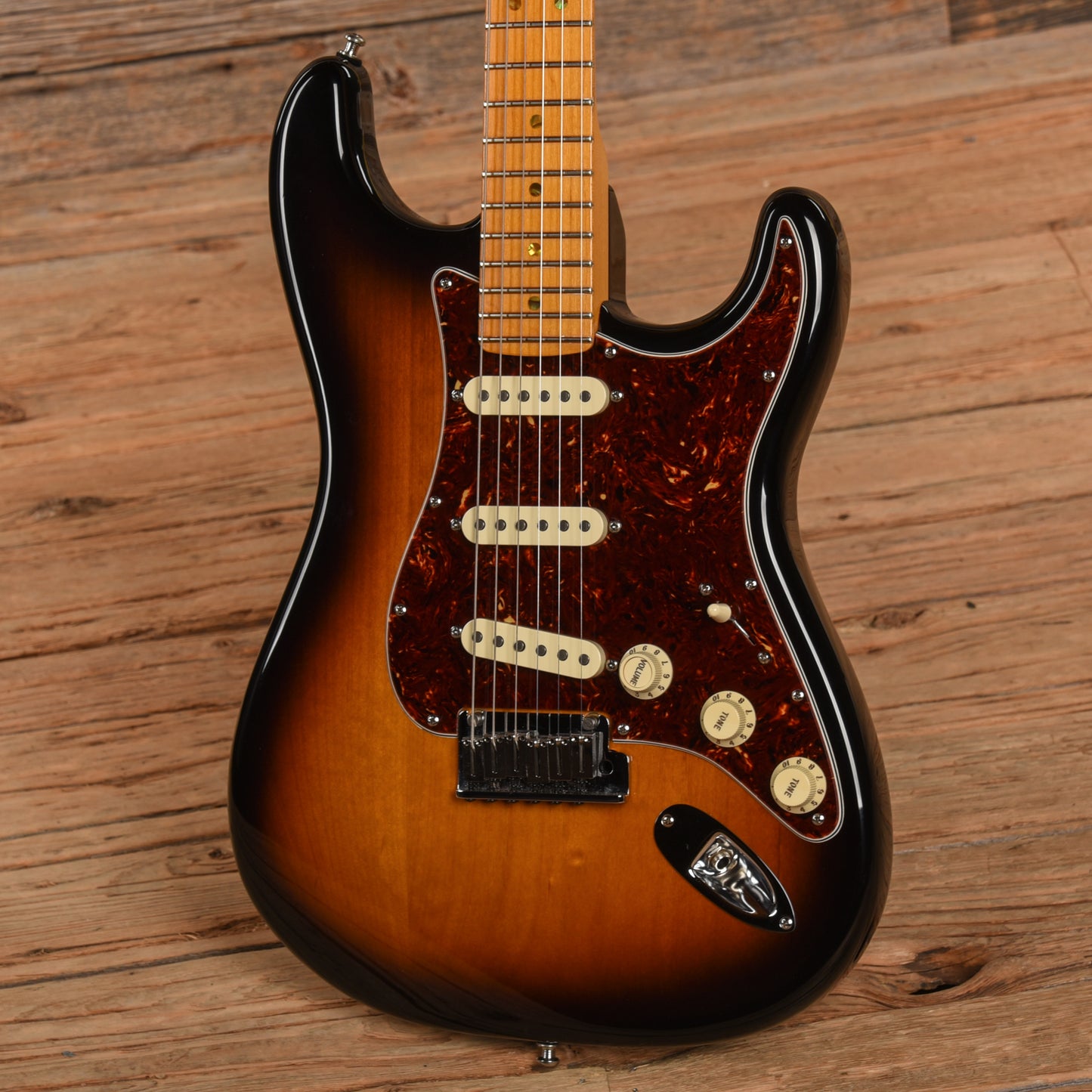 Fender American Deluxe Stratocaster V Neck Sunburst 2009 Electric Guitars / Solid Body
