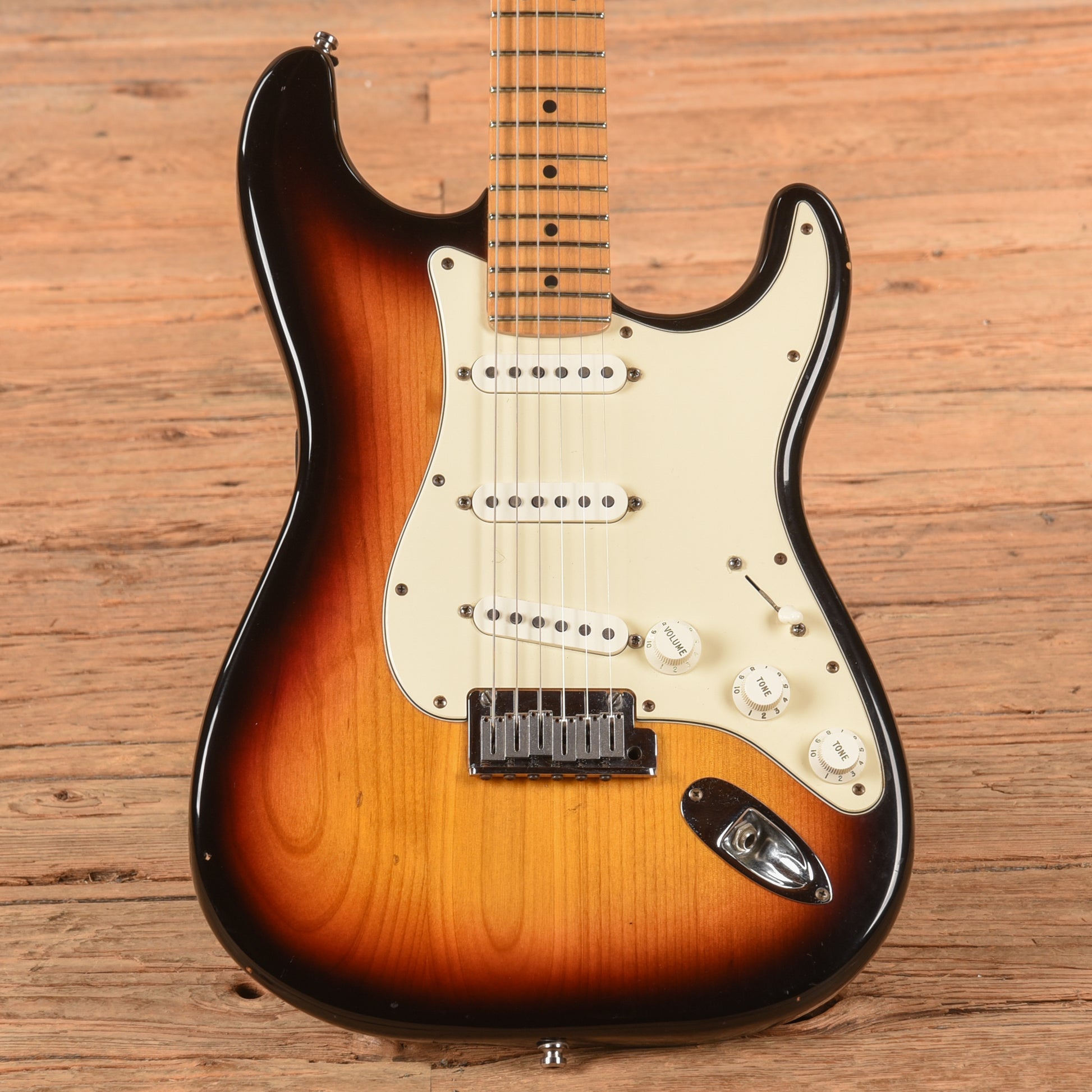 Fender American Series Stratocaster Sunburst 2001 Electric Guitars / Solid Body