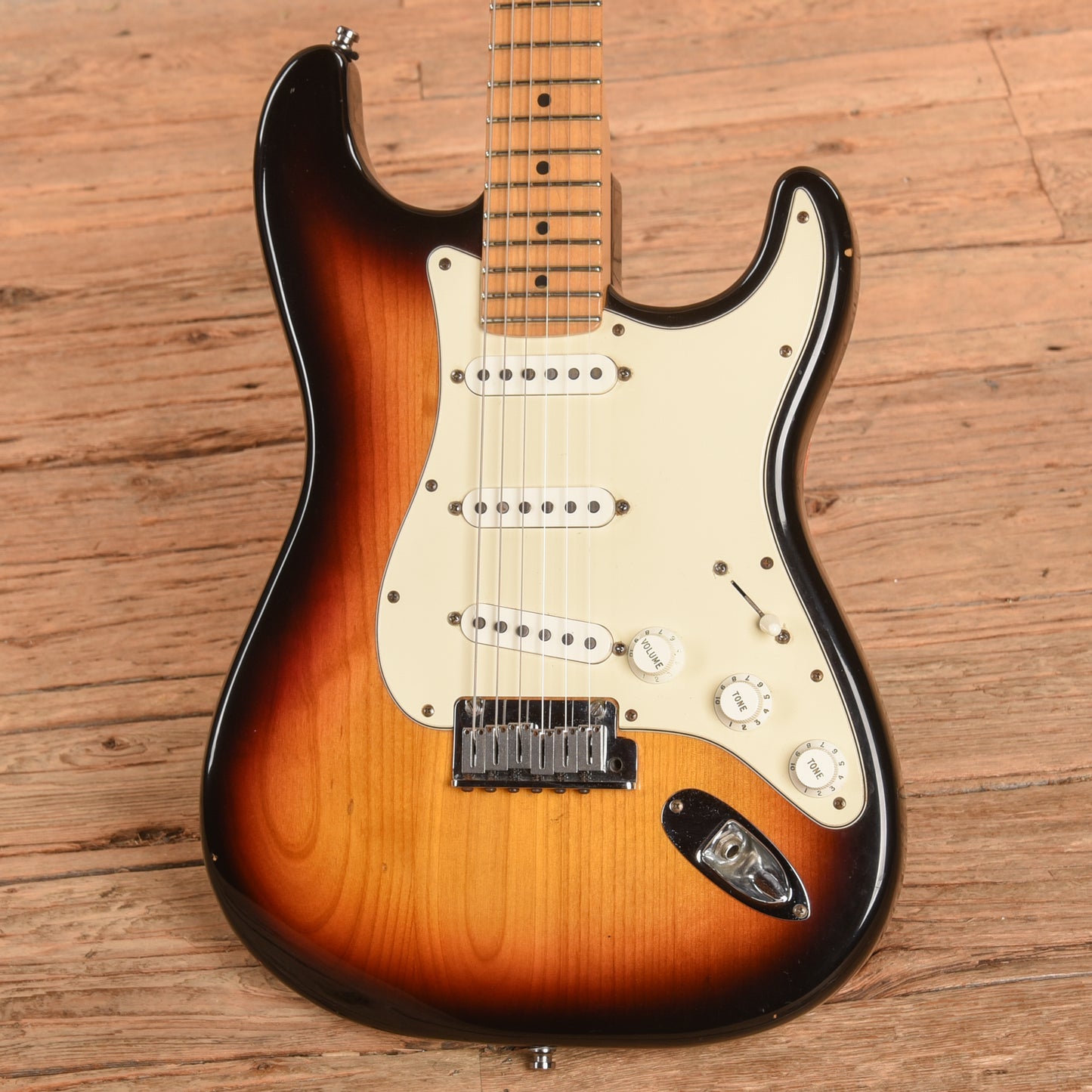 Fender American Series Stratocaster Sunburst 2001 Electric Guitars / Solid Body