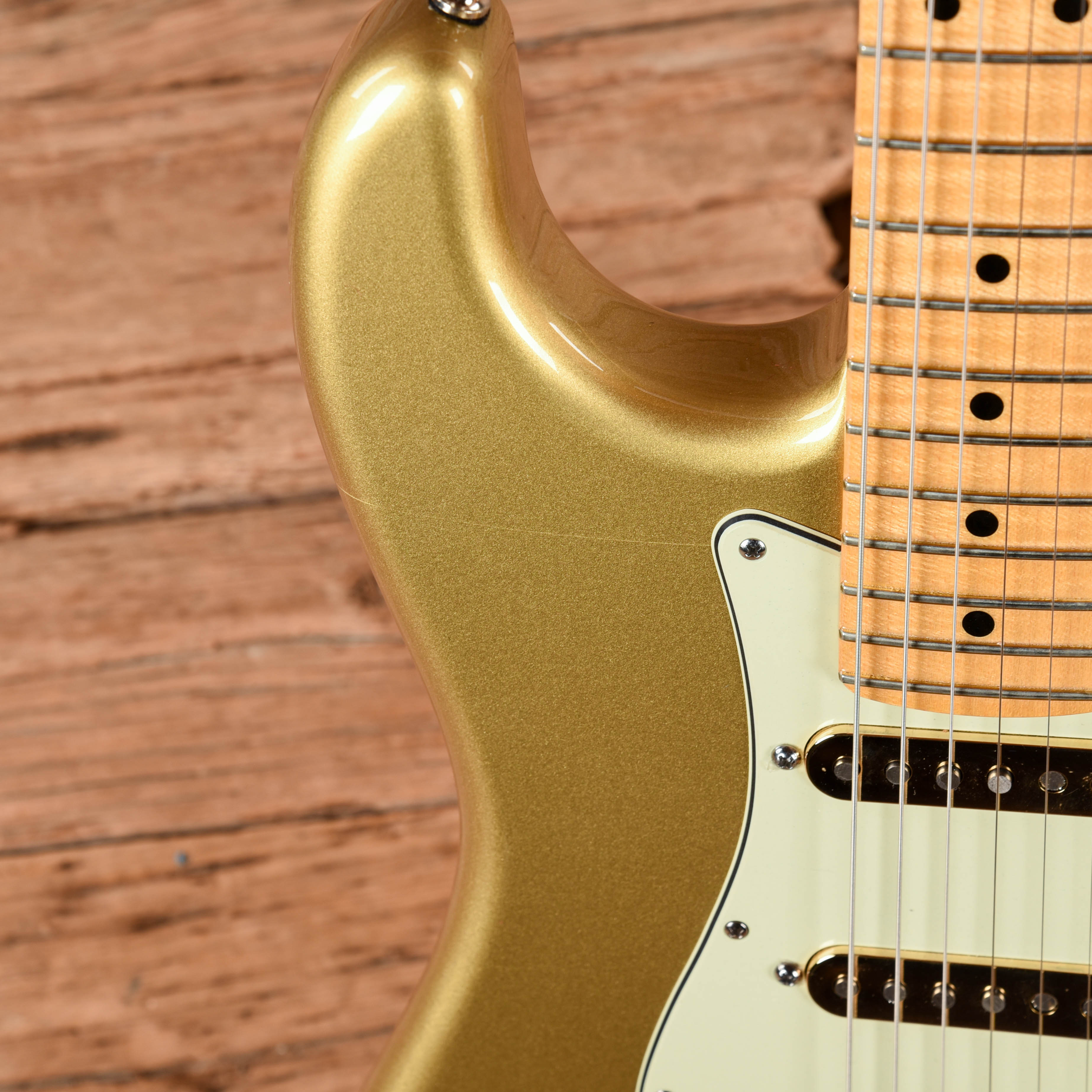 Fender Custom Shop Custom Deluxe Stratocaster HLE Gold 2009 Electric Guitars / Solid Body