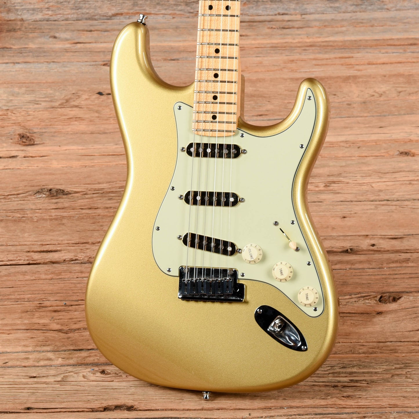Fender Custom Shop Custom Deluxe Stratocaster HLE Gold 2009 Electric Guitars / Solid Body