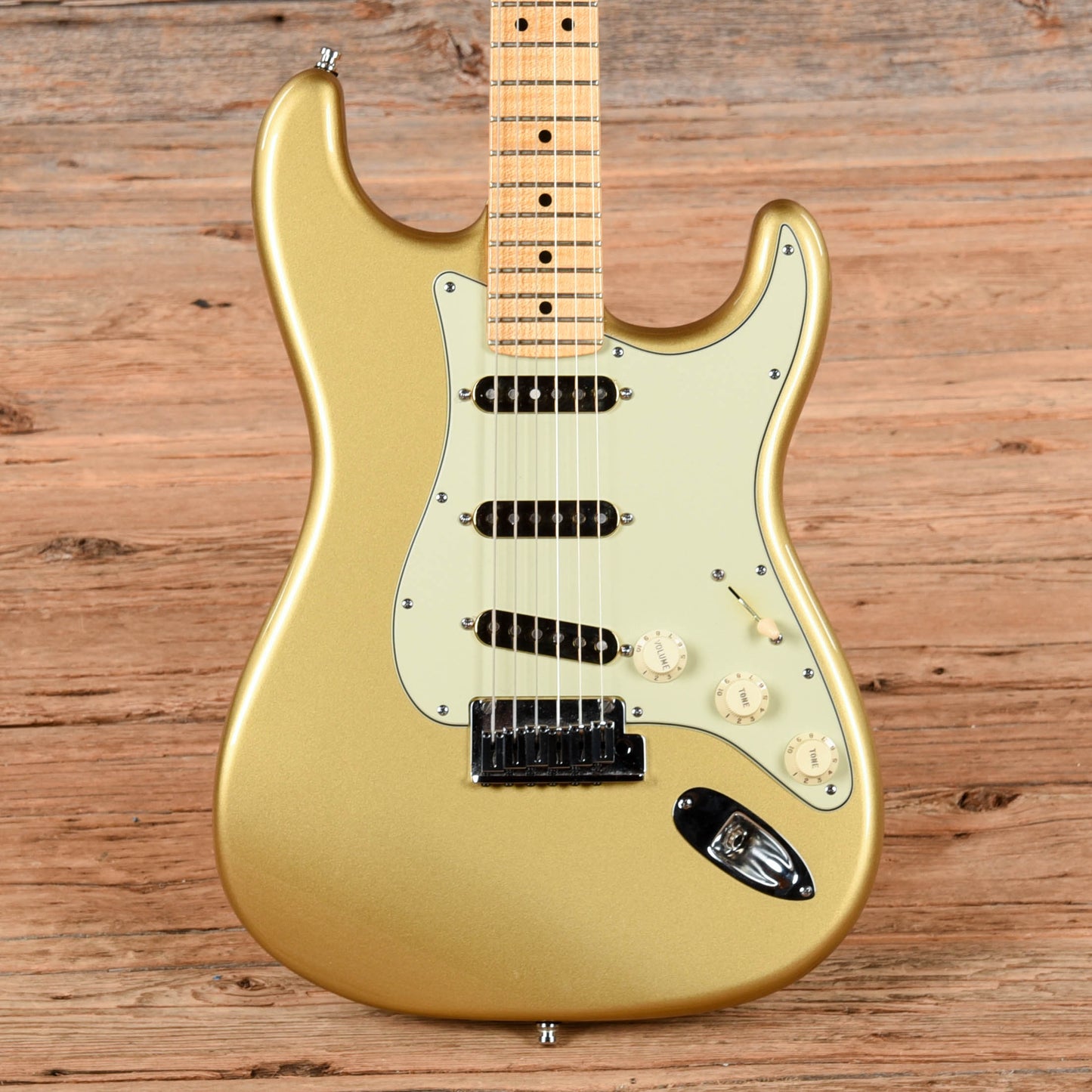 Fender Custom Shop Custom Deluxe Stratocaster HLE Gold 2009 Electric Guitars / Solid Body