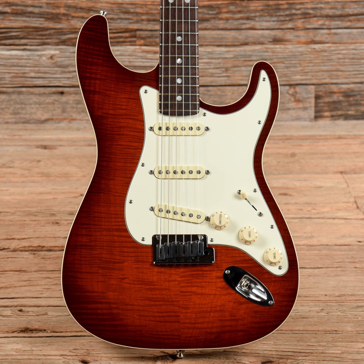 Fender Custom Shop Custom Deluxe Stratocaster Sunburst 2011 Electric Guitars / Solid Body