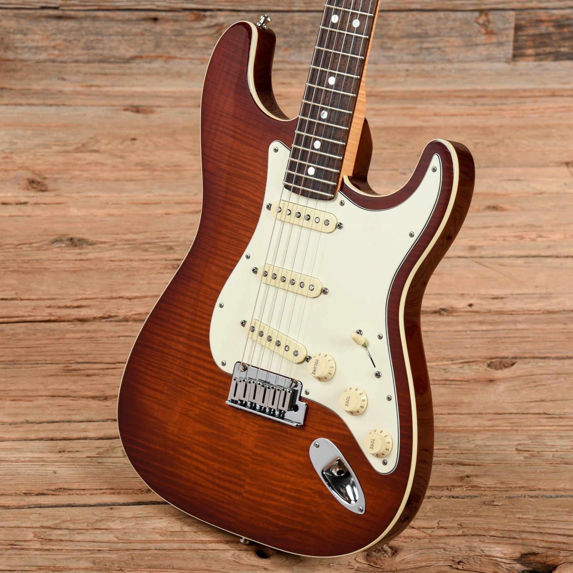 Fender Custom Shop Custom Deluxe Stratocaster Sunburst 2011 Electric Guitars / Solid Body