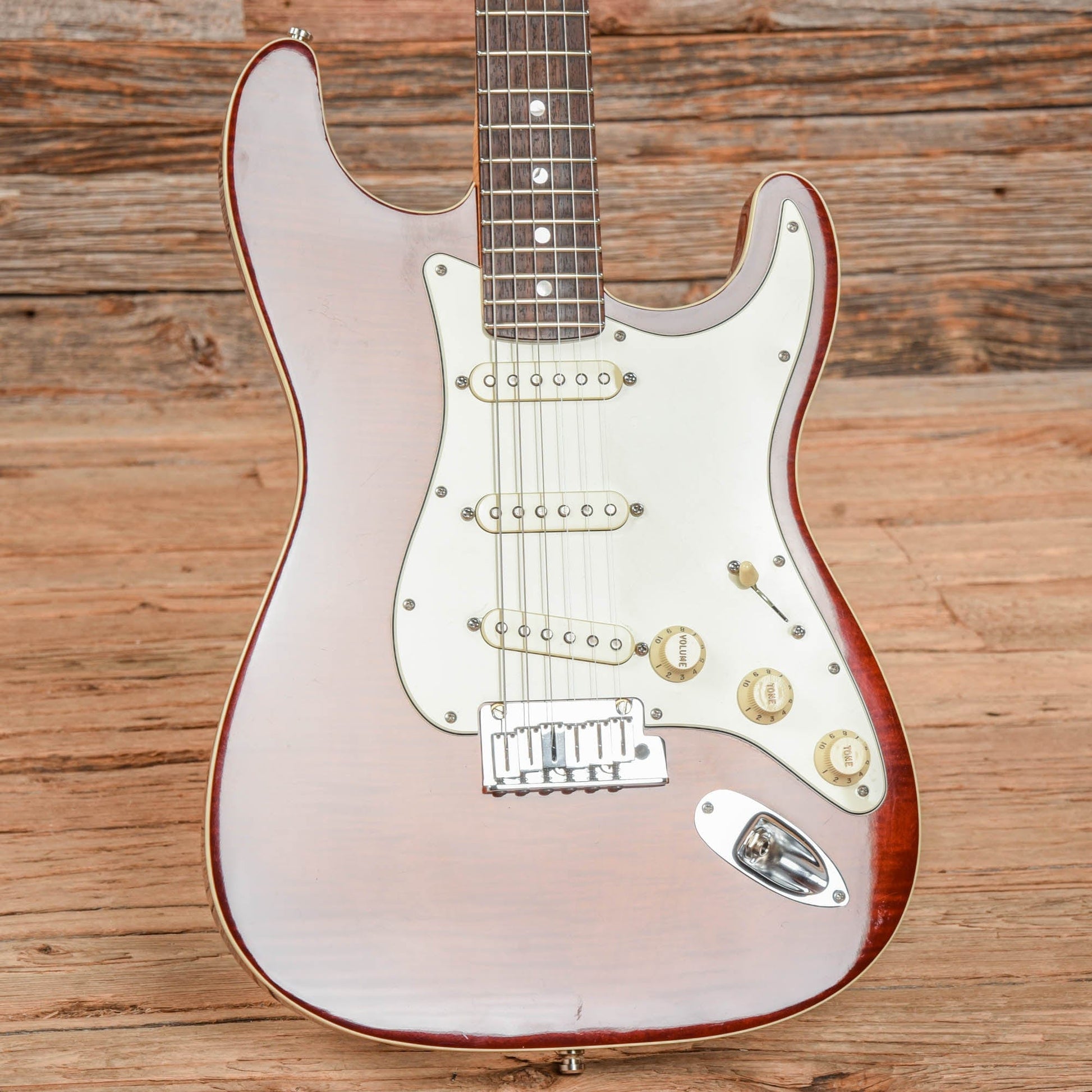 Fender Custom Shop Custom Deluxe Stratocaster Sunburst 2011 Electric Guitars / Solid Body