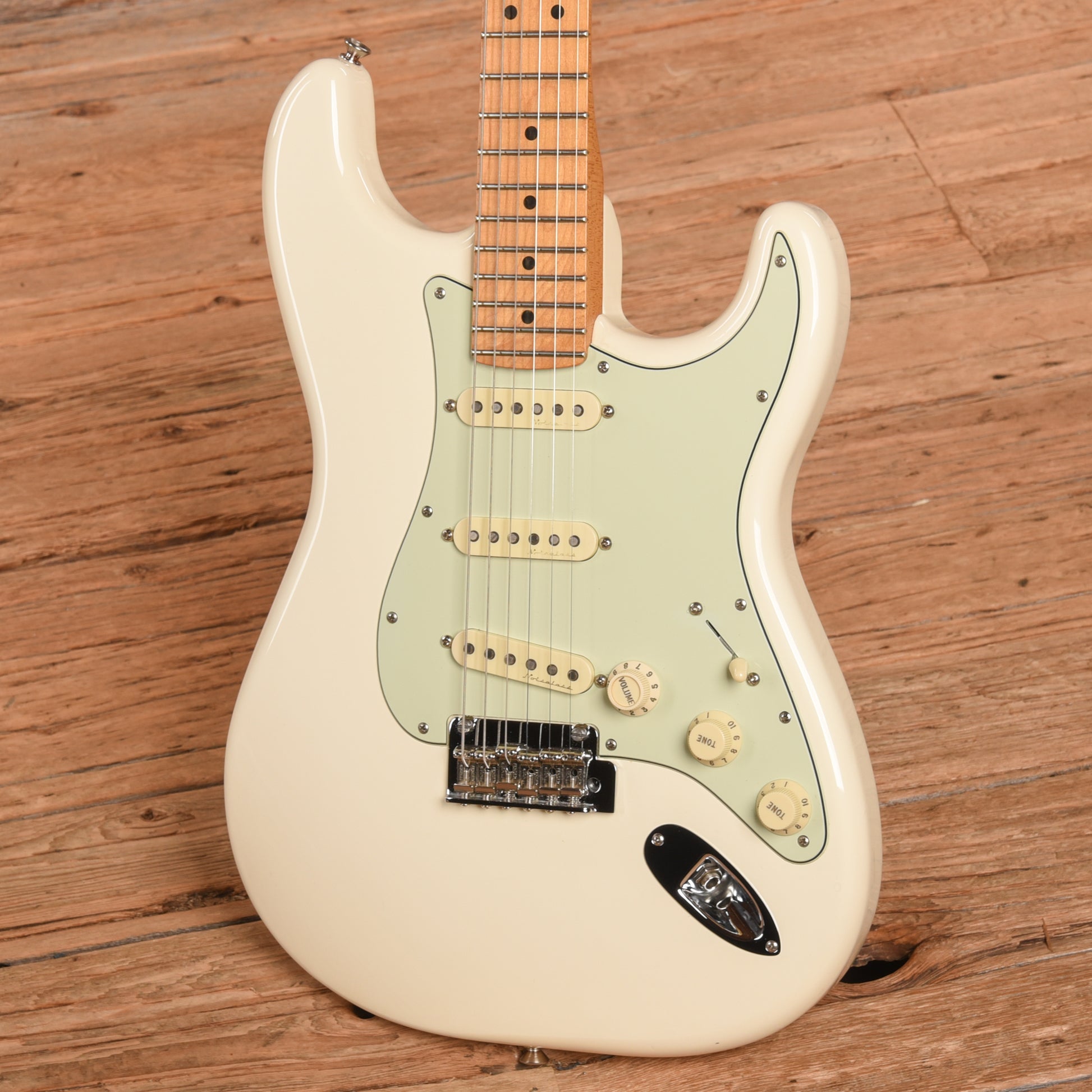 Fender Deluxe Roadhouse Stratocaster Vintage White 2018 Electric Guitars / Solid Body