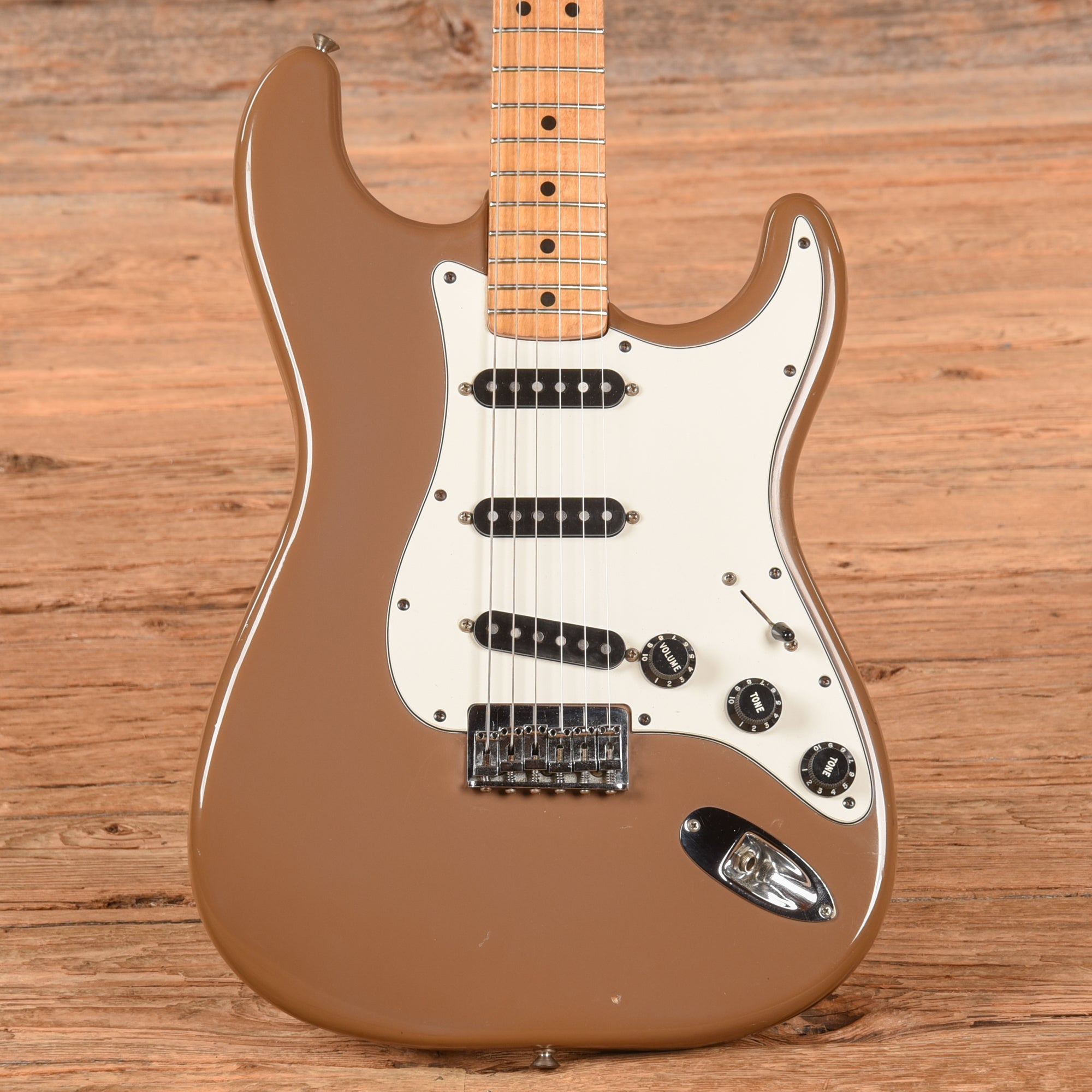 Fender International Series Stratocaster Hardtail Sahara Toupe 1981 Electric Guitars / Solid Body