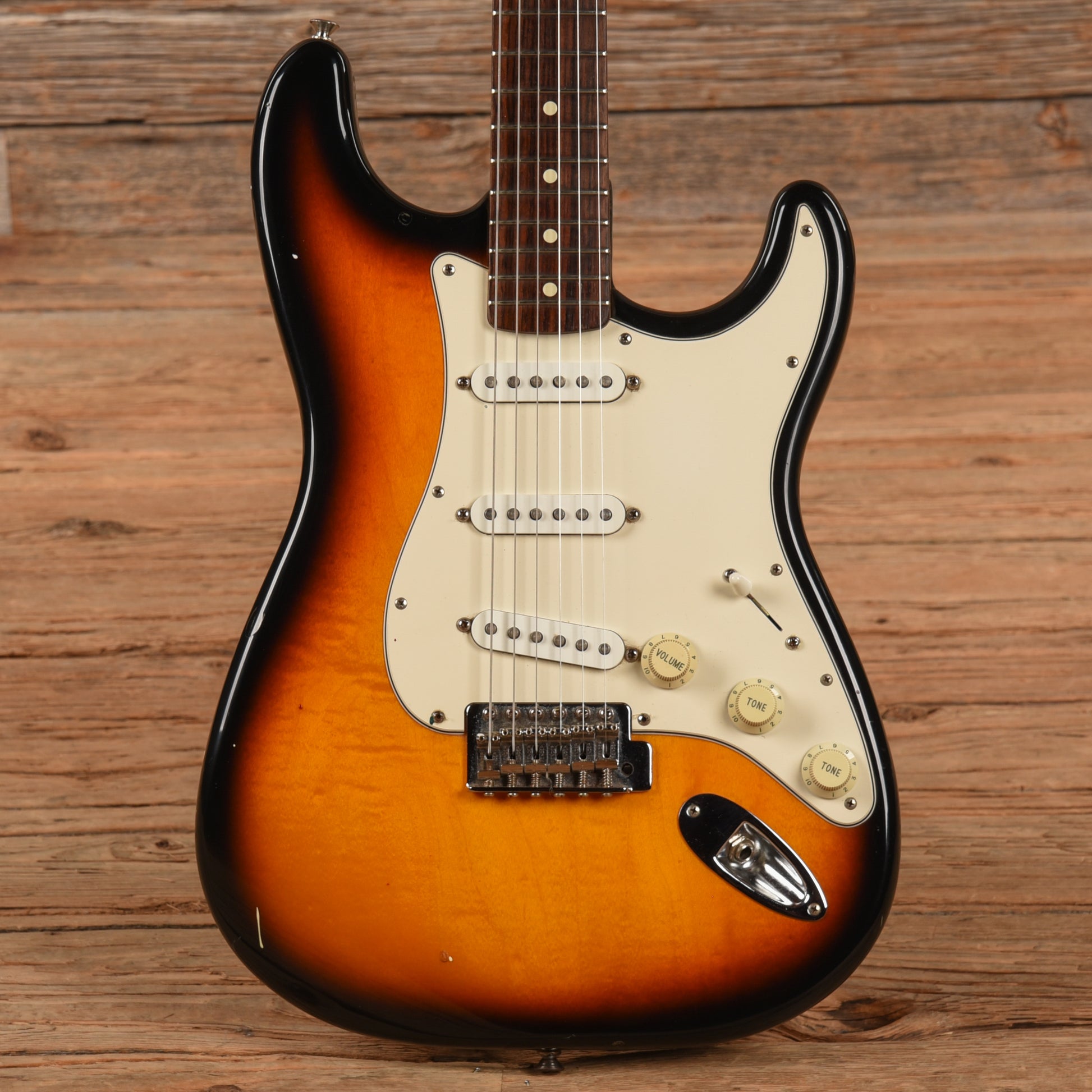 Fender Standard Stratocaster Sunburst 2006 Electric Guitars / Solid Body