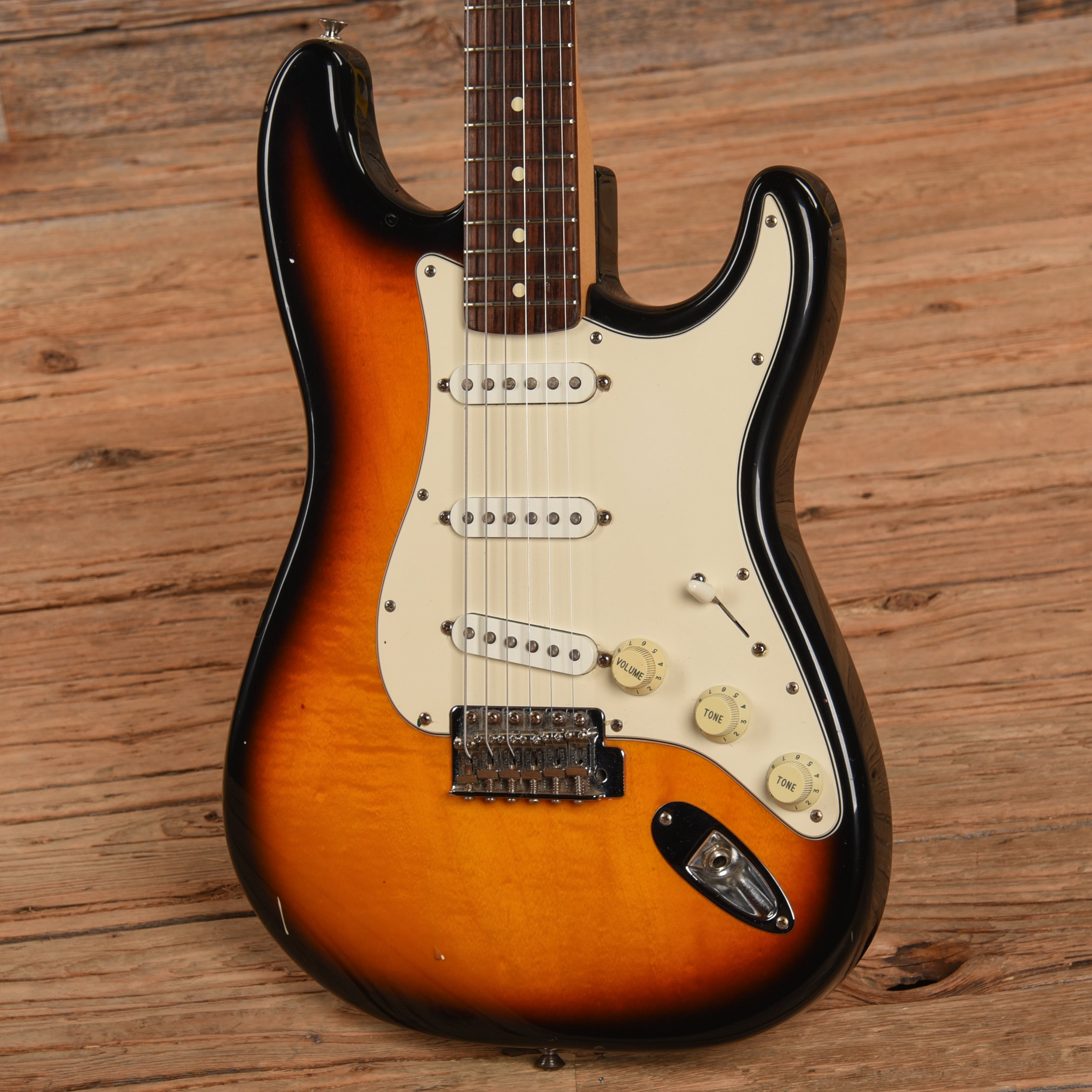 Fender Standard Stratocaster Sunburst 2006 Electric Guitars / Solid Body