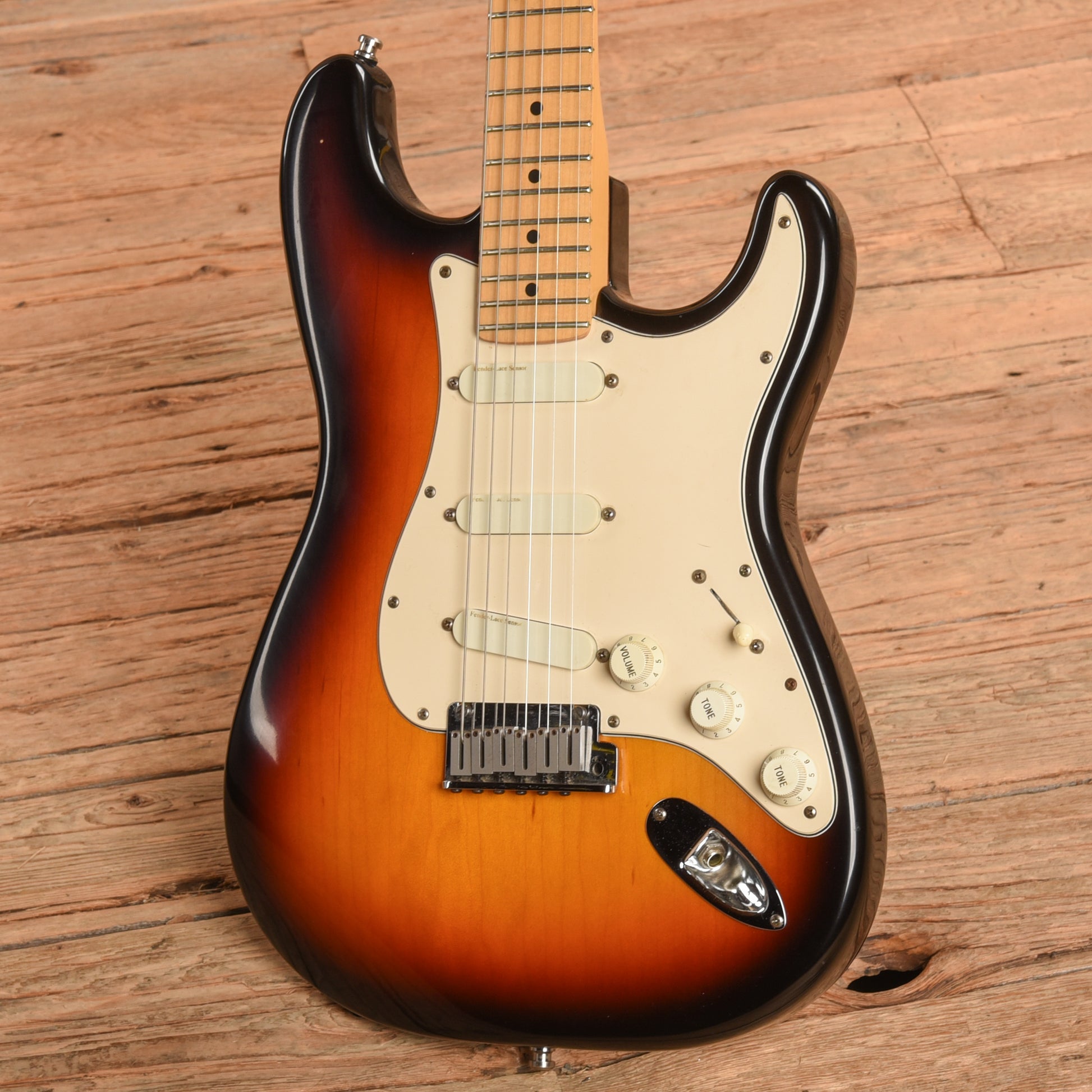 Fender Stratocaster Plus 3-Color Sunburst 1999 Electric Guitars / Solid Body