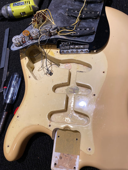 Fender Stratocaster White 1982 Electric Guitars / Solid Body