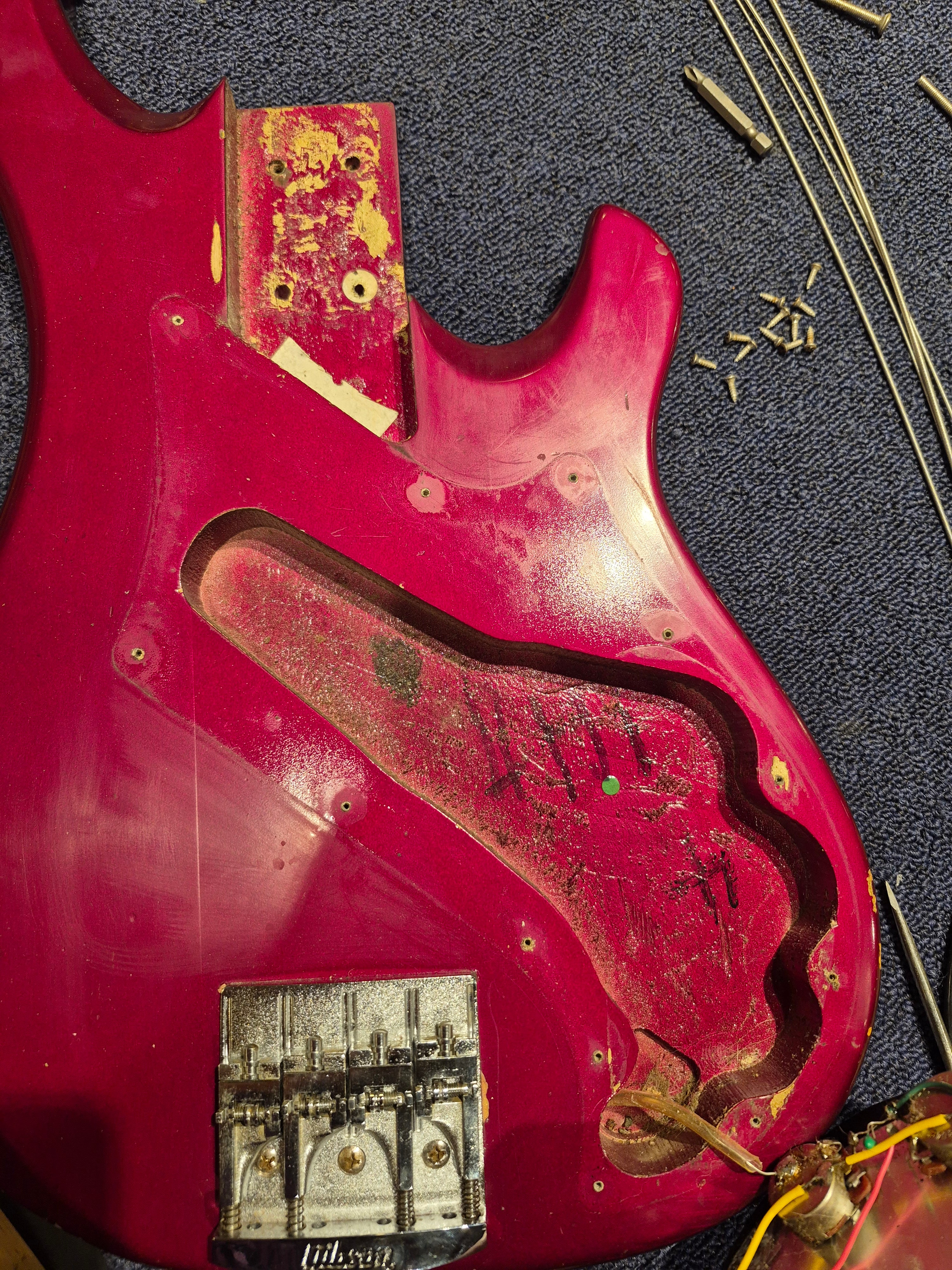 Gibson Victory Bass Candy Apple Red 1981 Bass Guitars / 4-String