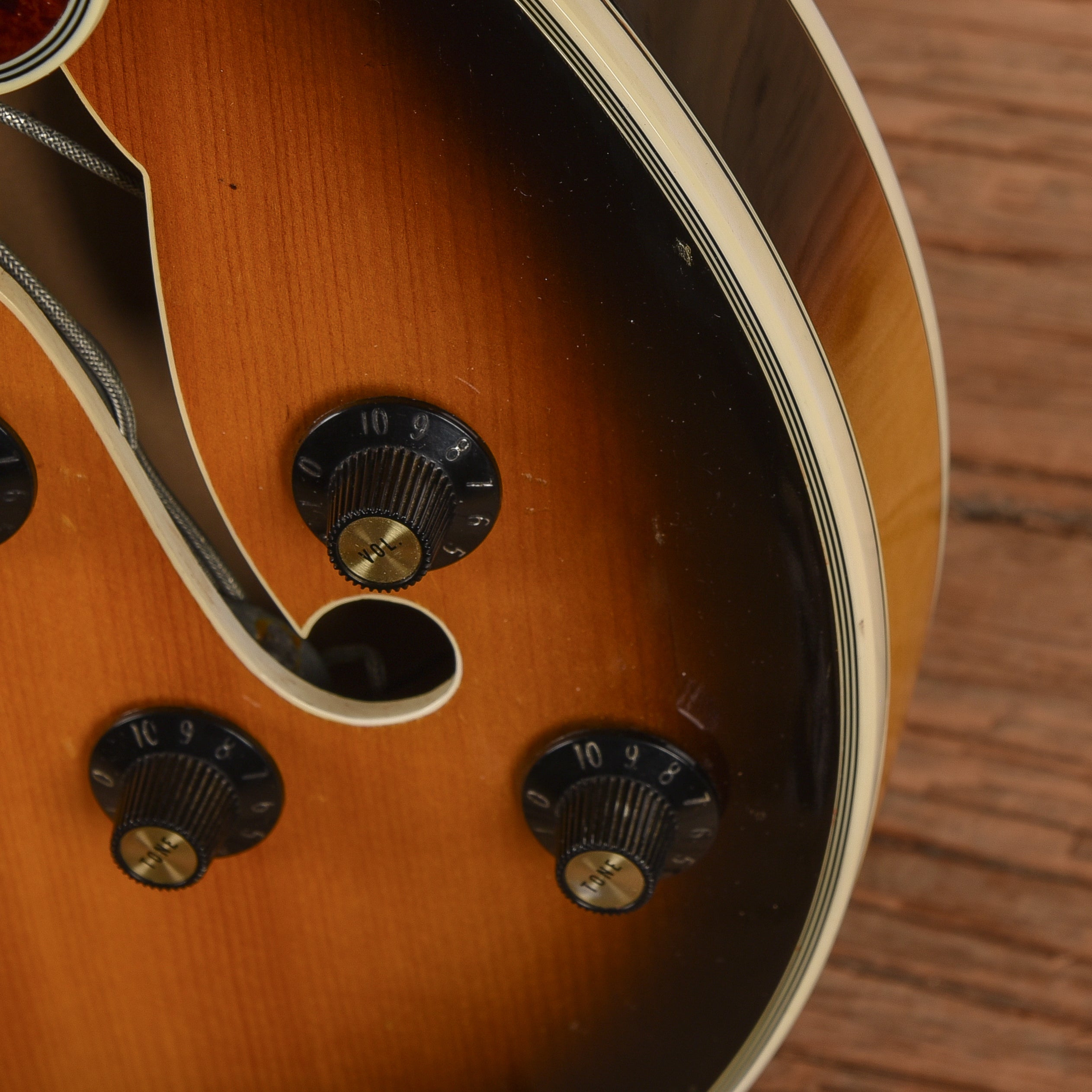Gibson Byrdland Sunburst 1976 Electric Guitars / Hollow Body