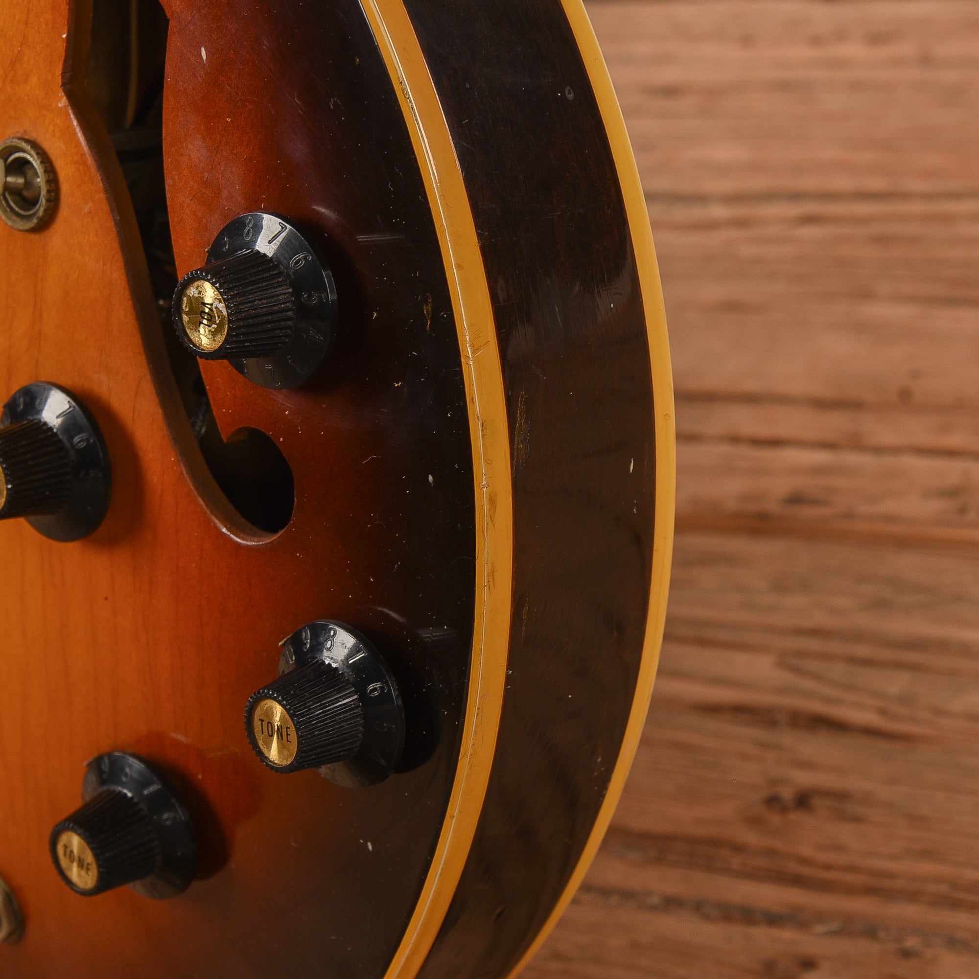 Gibson ES-335 Sunburst 1968 Electric Guitars / Semi-Hollow