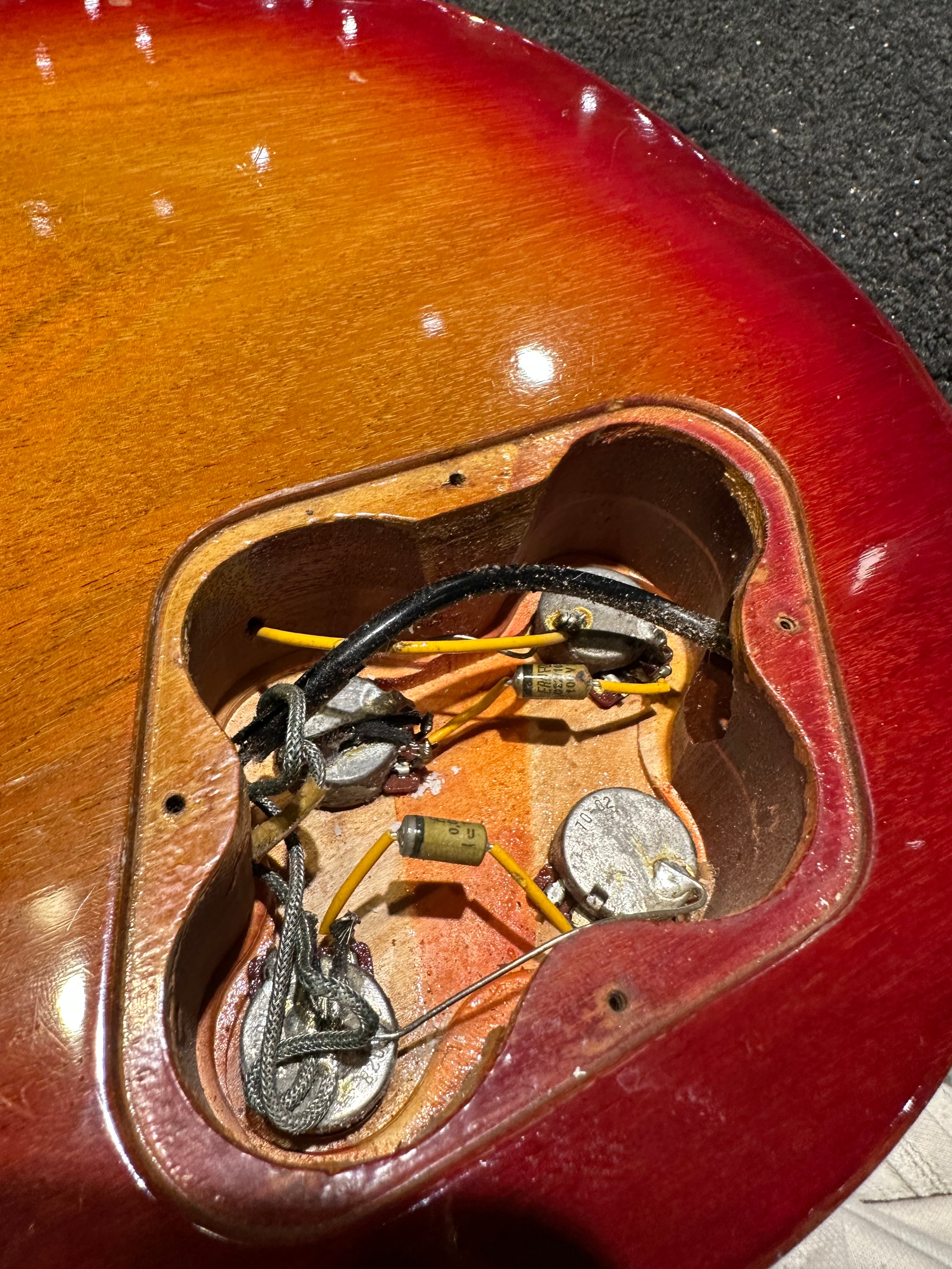 Gibson Les Paul Deluxe Cherry Sunburst 1974 Electric Guitars / Solid Body