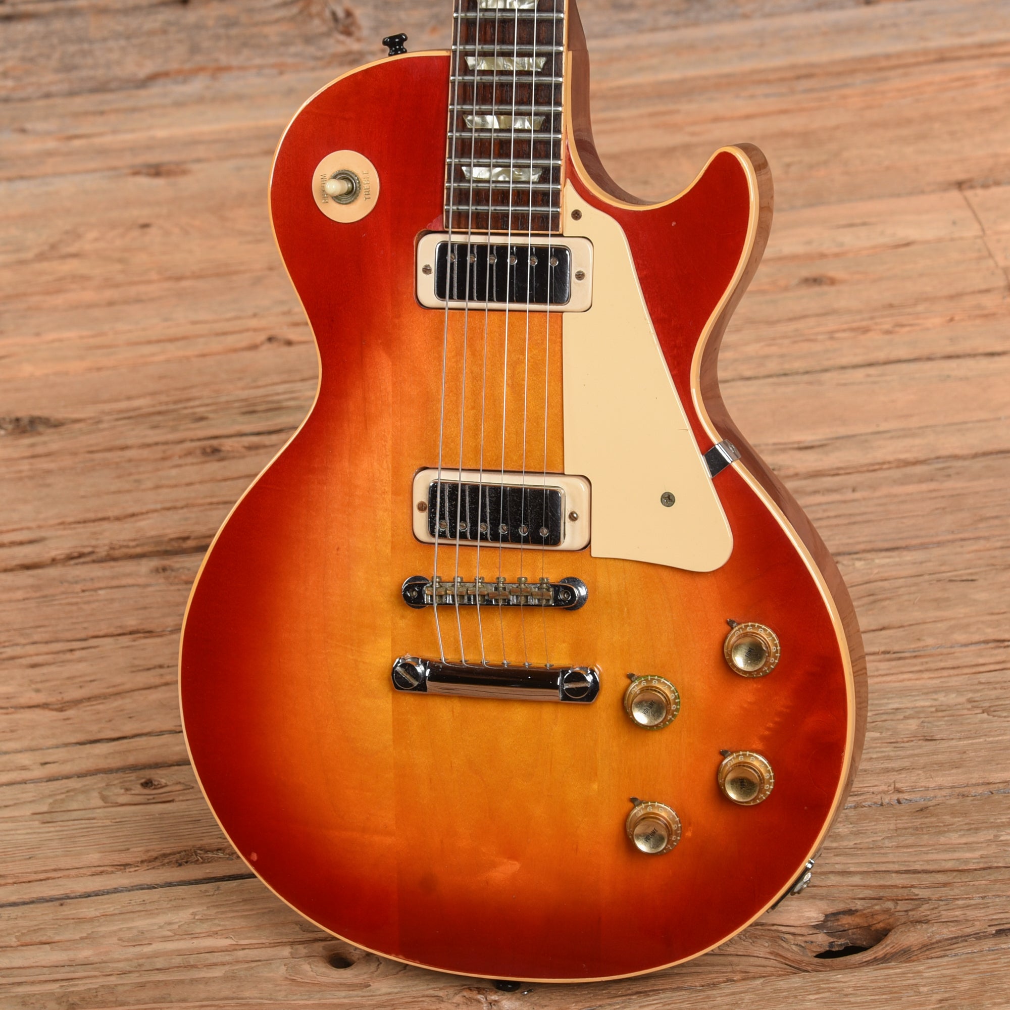 Gibson Les Paul Deluxe Cherry Sunburst 1974 Electric Guitars / Solid Body
