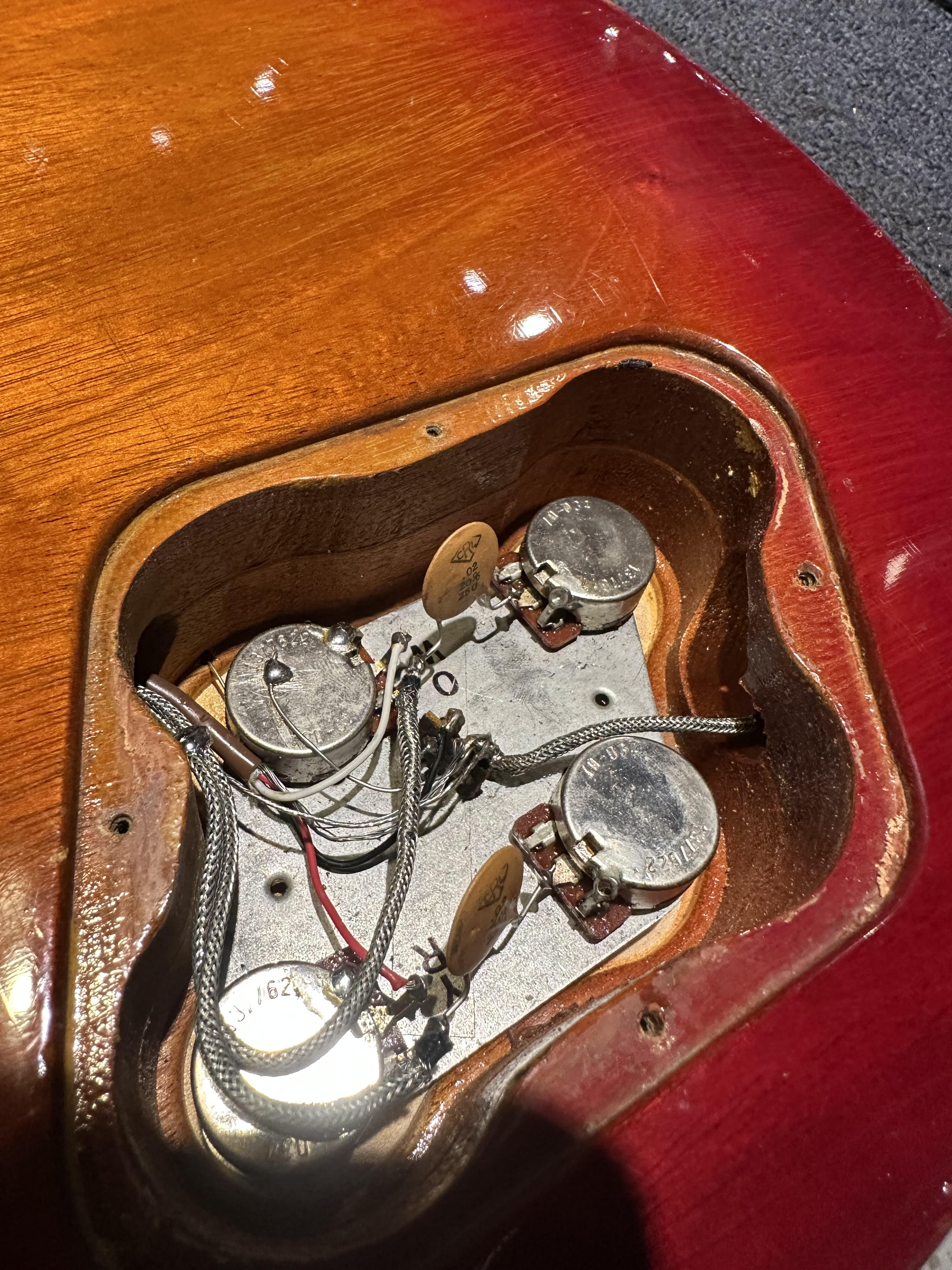 Gibson Les Paul Deluxe Cherry Sunburst 1976 Electric Guitars / Solid Body