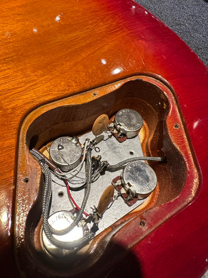 Gibson Les Paul Deluxe Cherry Sunburst 1976 Electric Guitars / Solid Body