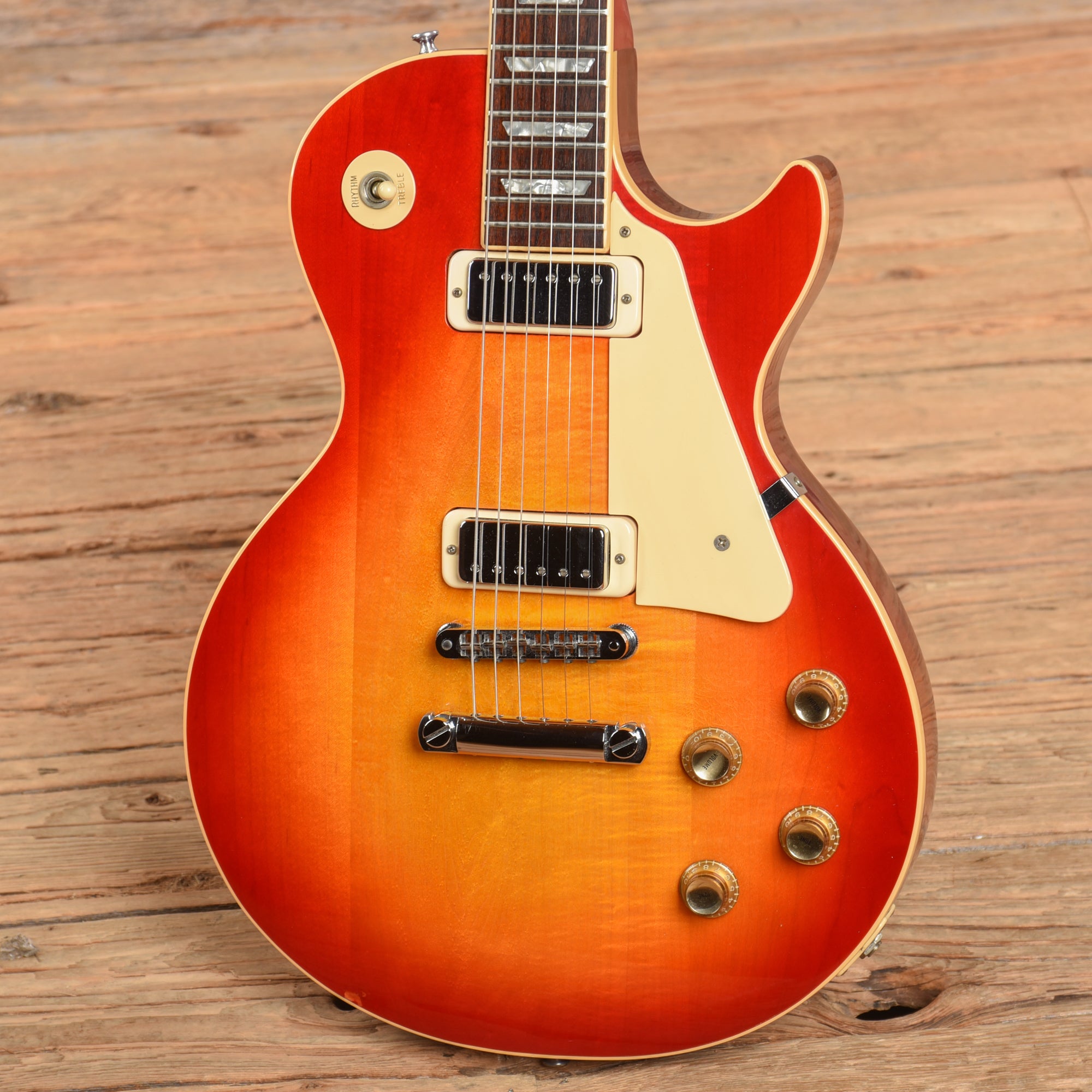 Gibson Les Paul Deluxe Cherry Sunburst 1977 Electric Guitars / Solid Body