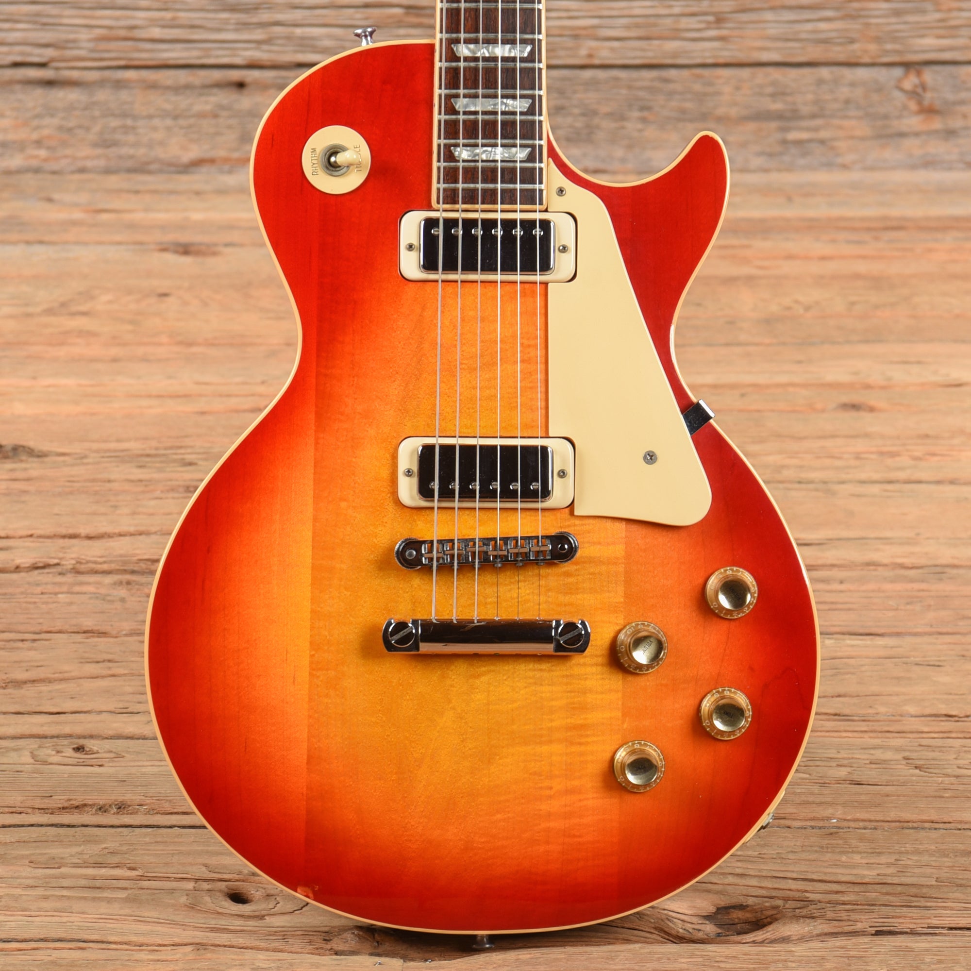 Gibson Les Paul Deluxe Cherry Sunburst 1977 Electric Guitars / Solid Body