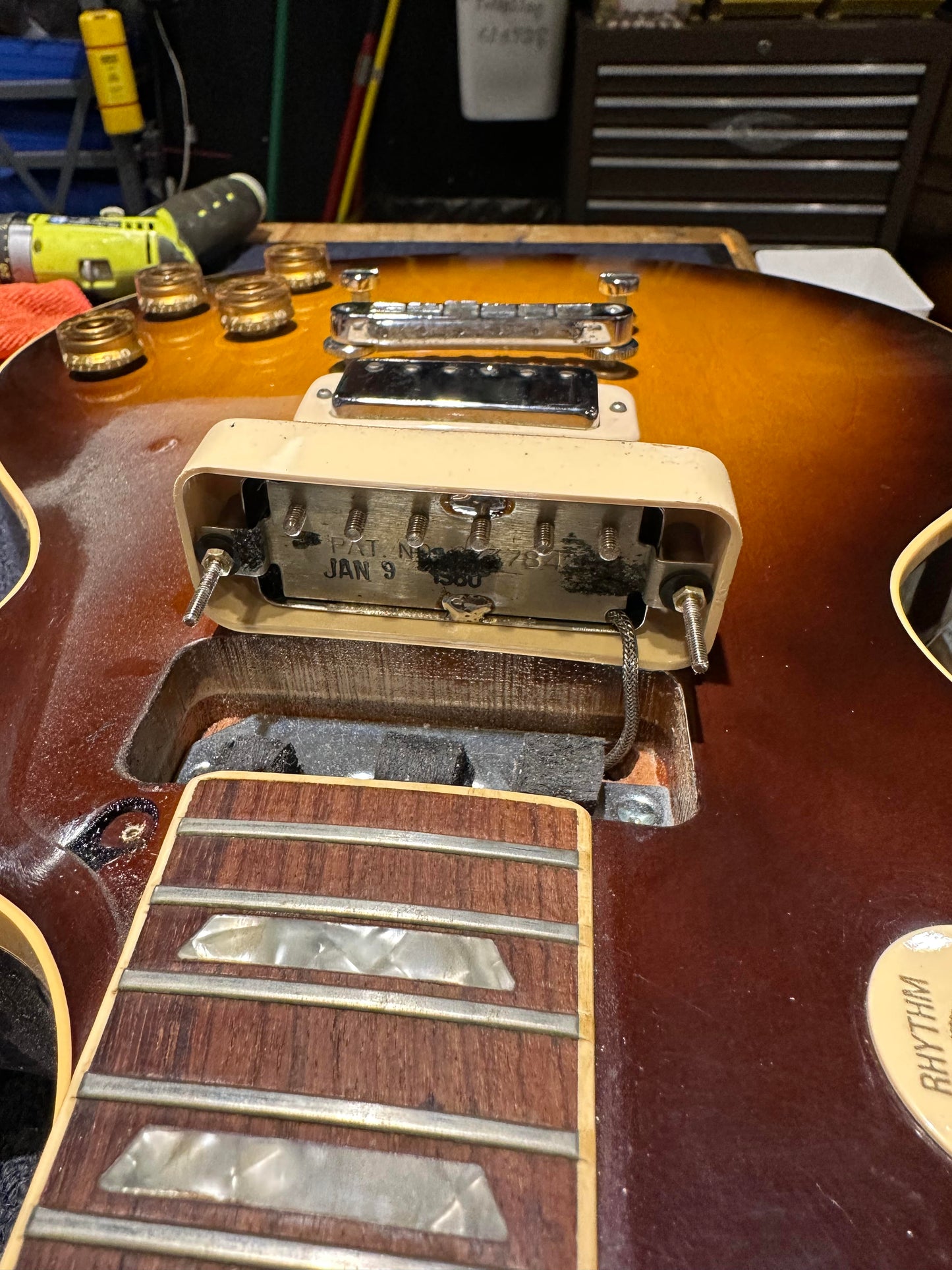 Gibson Les Paul Deluxe Sunburst 1980 Electric Guitars / Solid Body