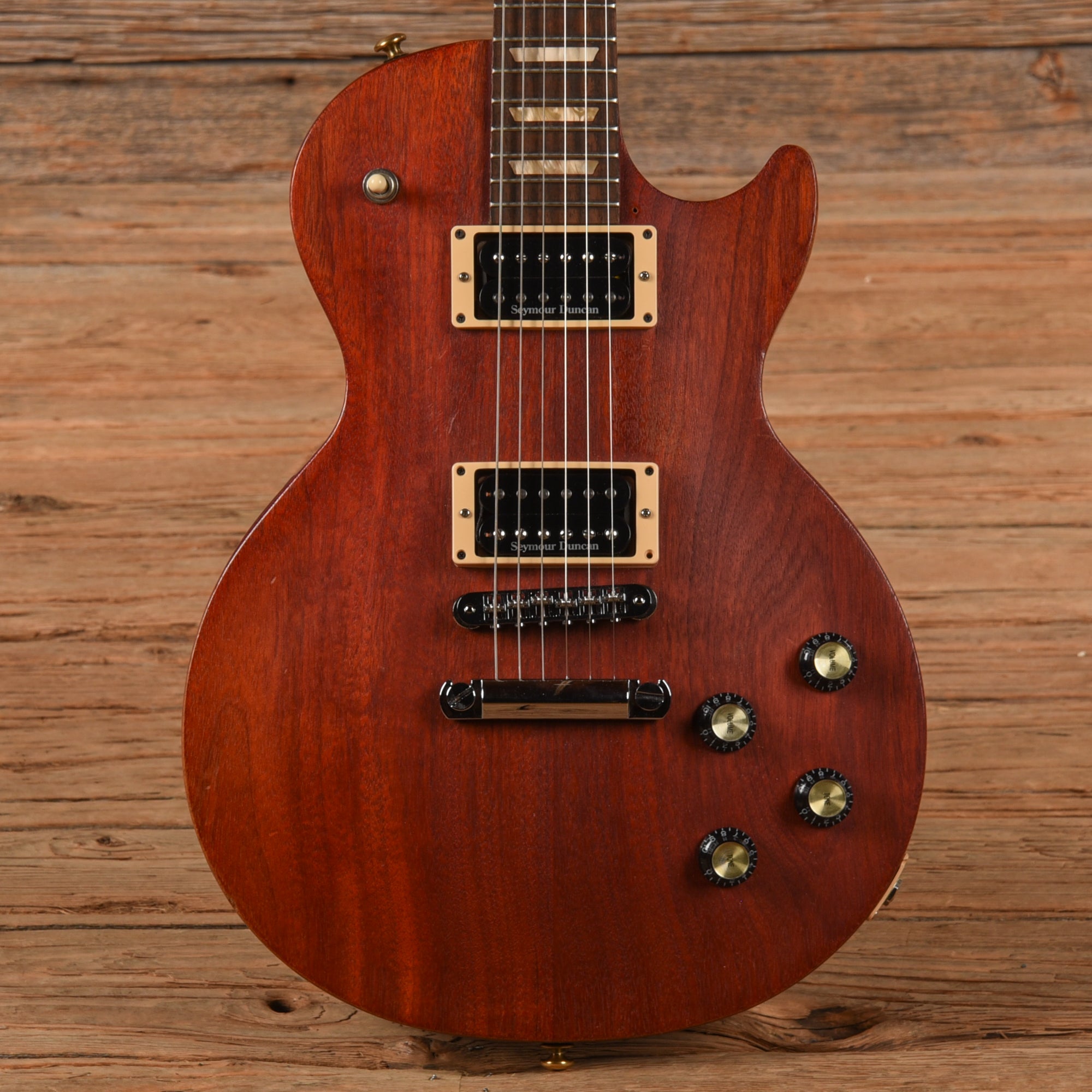 Gibson Les Paul Studio Worn Cherry 2006 Electric Guitars / Solid Body