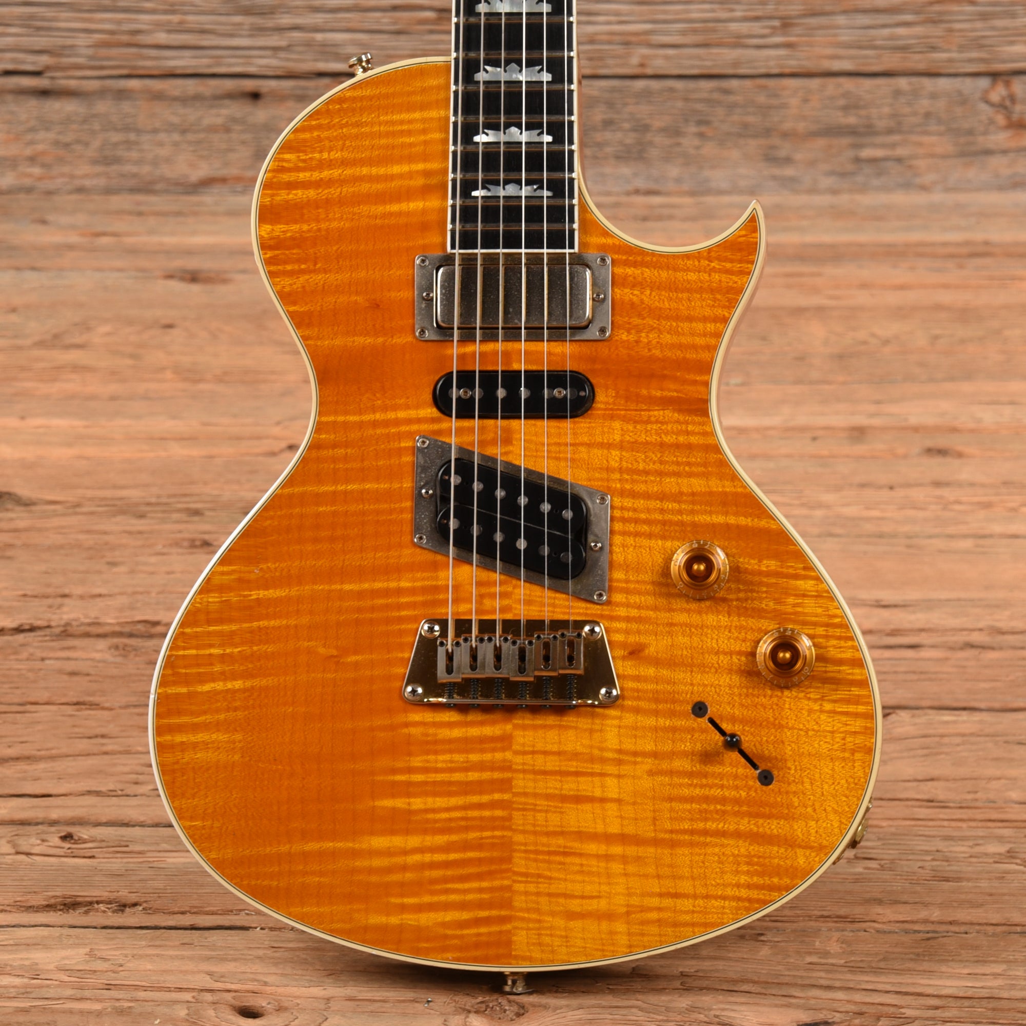 Gibson Nighthawk Custom CST3 Amber 1995 Electric Guitars / Solid Body