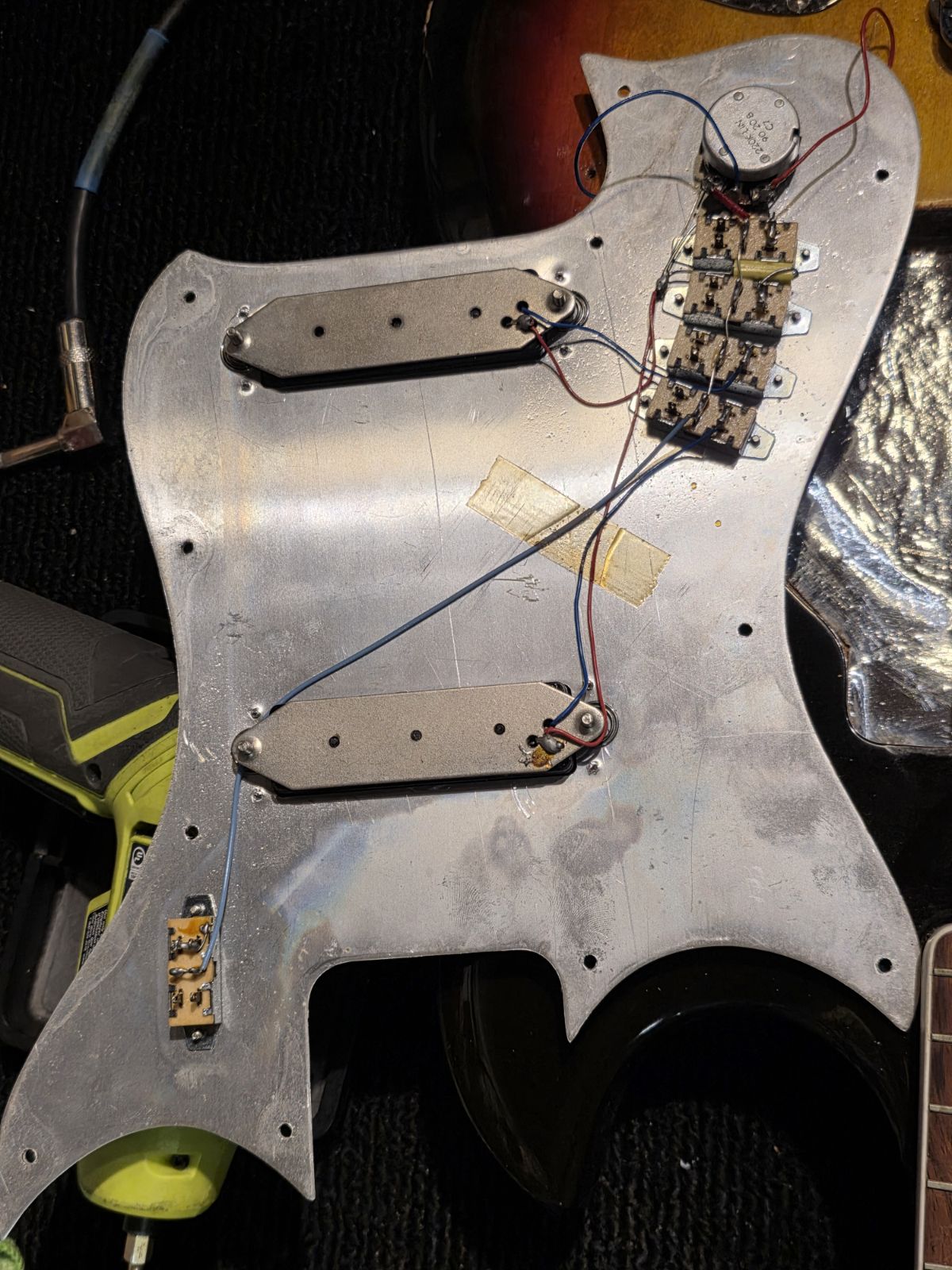 Hagstrom H-8 Sunburst 1968 Bass Guitars / 5-String or More