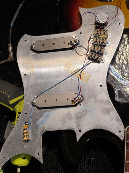 Hagstrom H-8 Sunburst 1968 Bass Guitars / 5-String or More