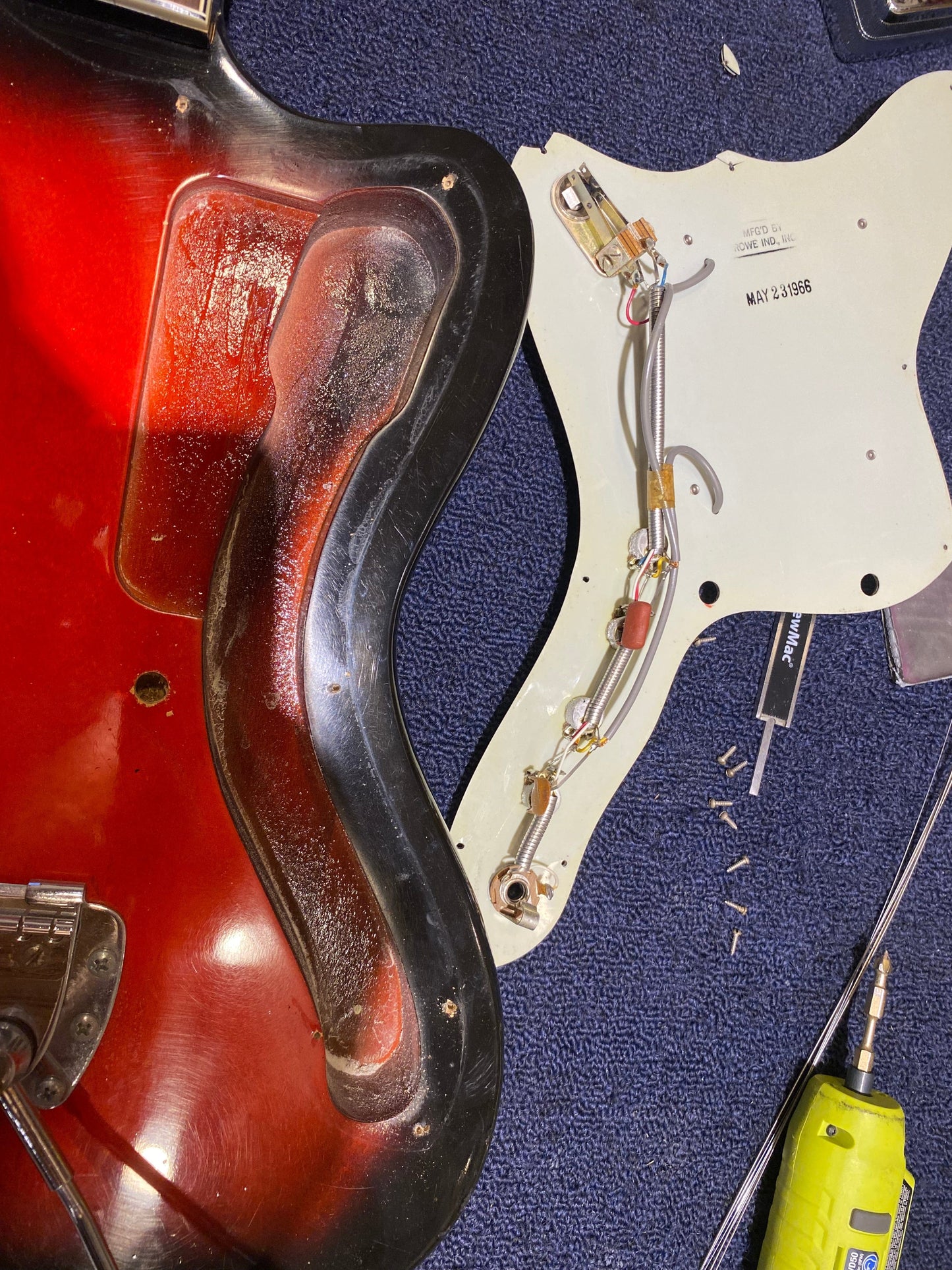 Harmony Silhouette H19 Red Burst 1966 Electric Guitars / Solid Body