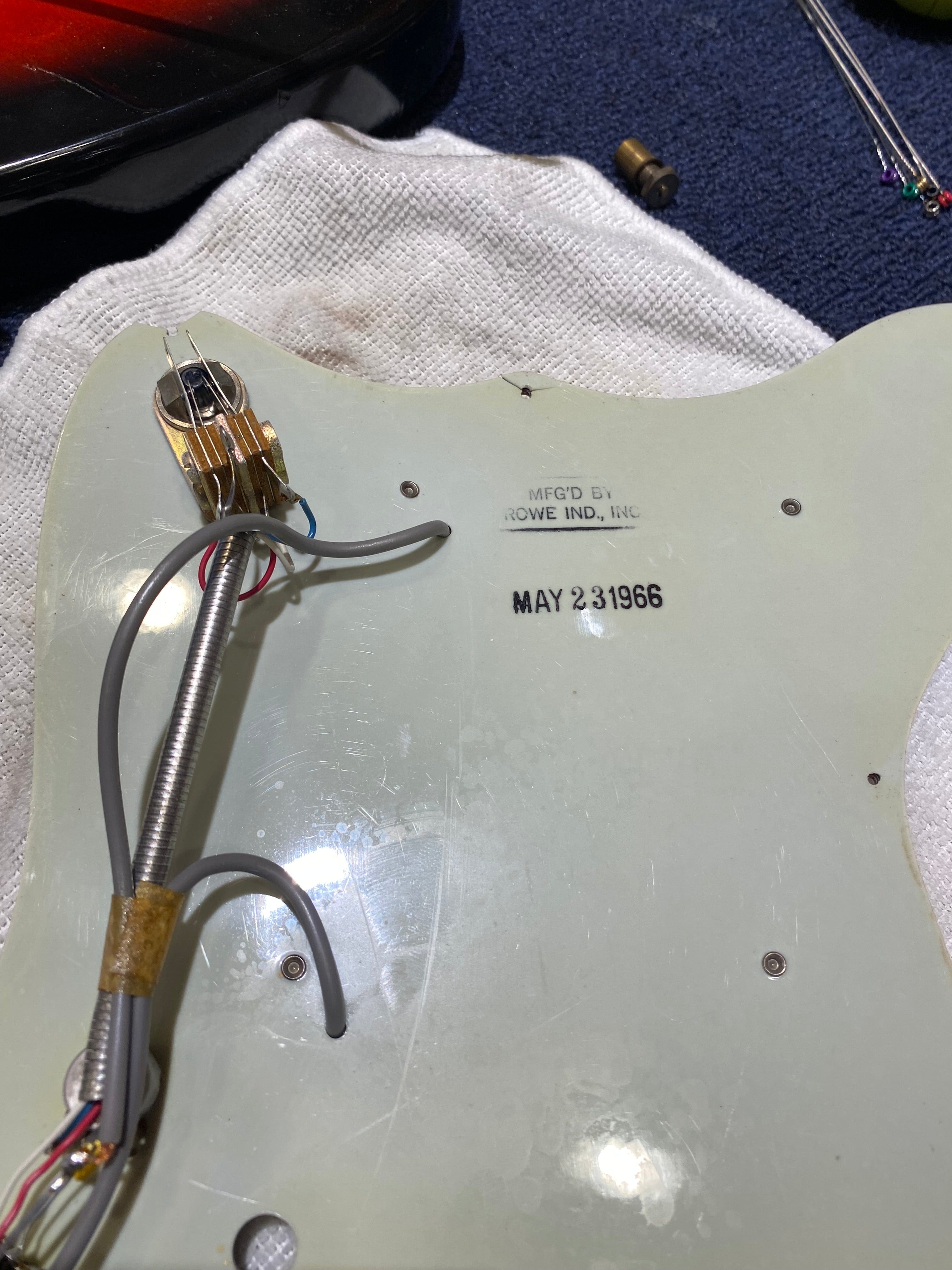 Harmony Silhouette H19 Red Burst 1966 – Chicago Music Exchange