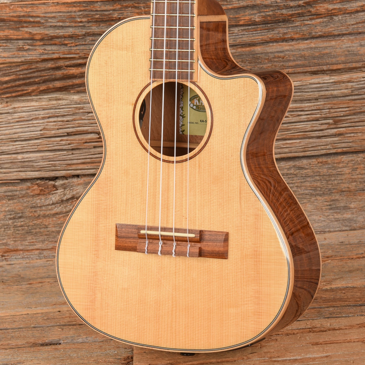 Kala SKTGE-C Natural Folk Instruments / Ukuleles