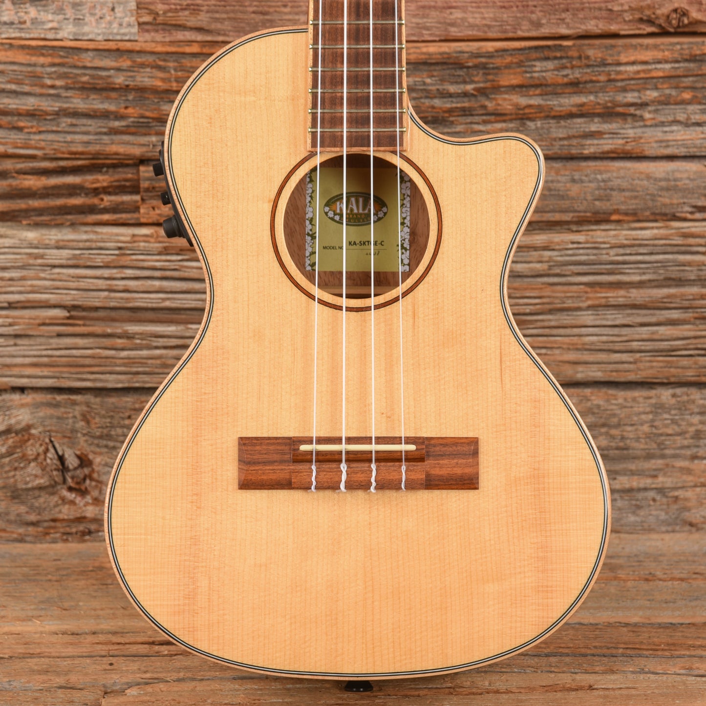 Kala SKTGE-C Natural Folk Instruments / Ukuleles