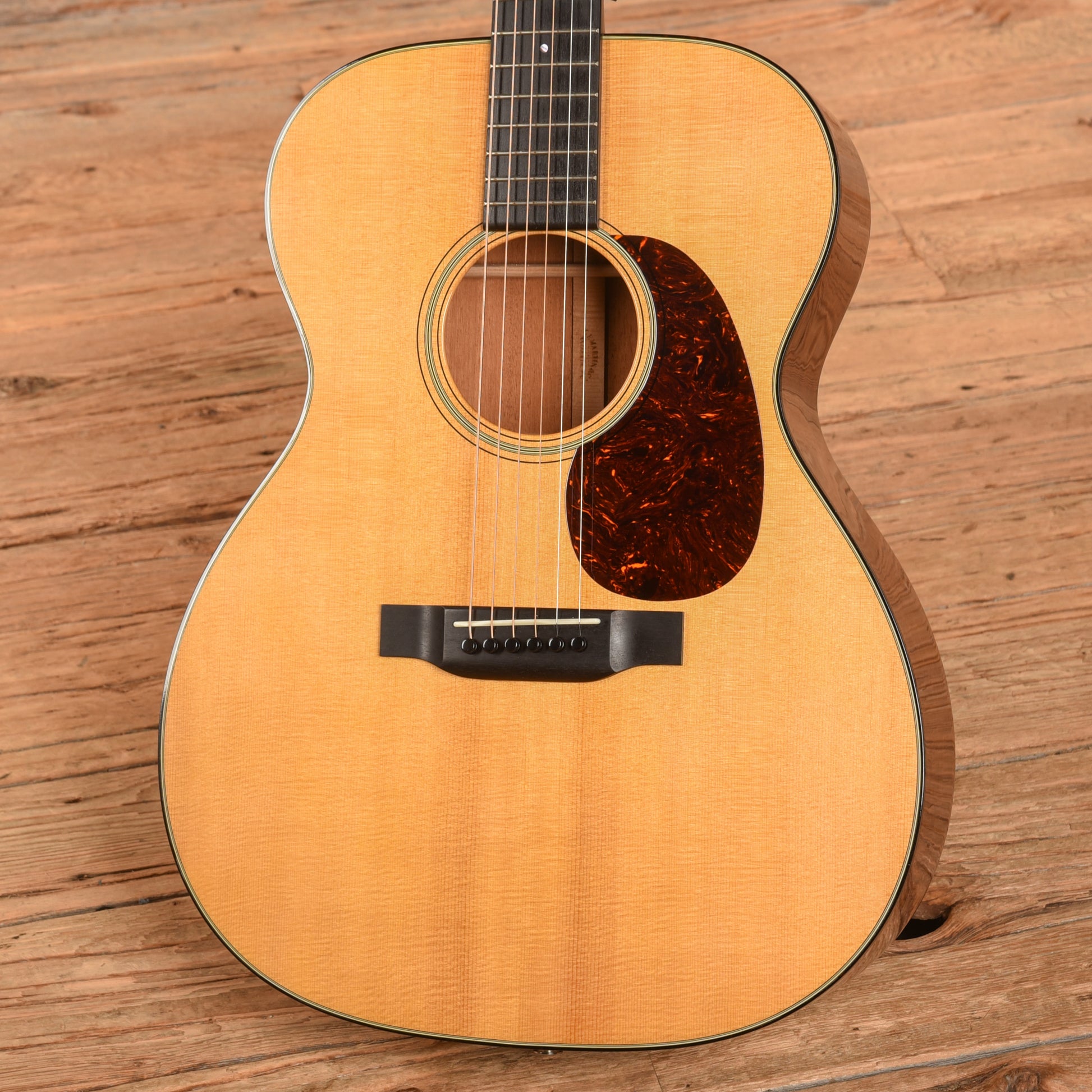 Martin Standard Series 000-18 Natural Acoustic Guitars / OM and Auditorium