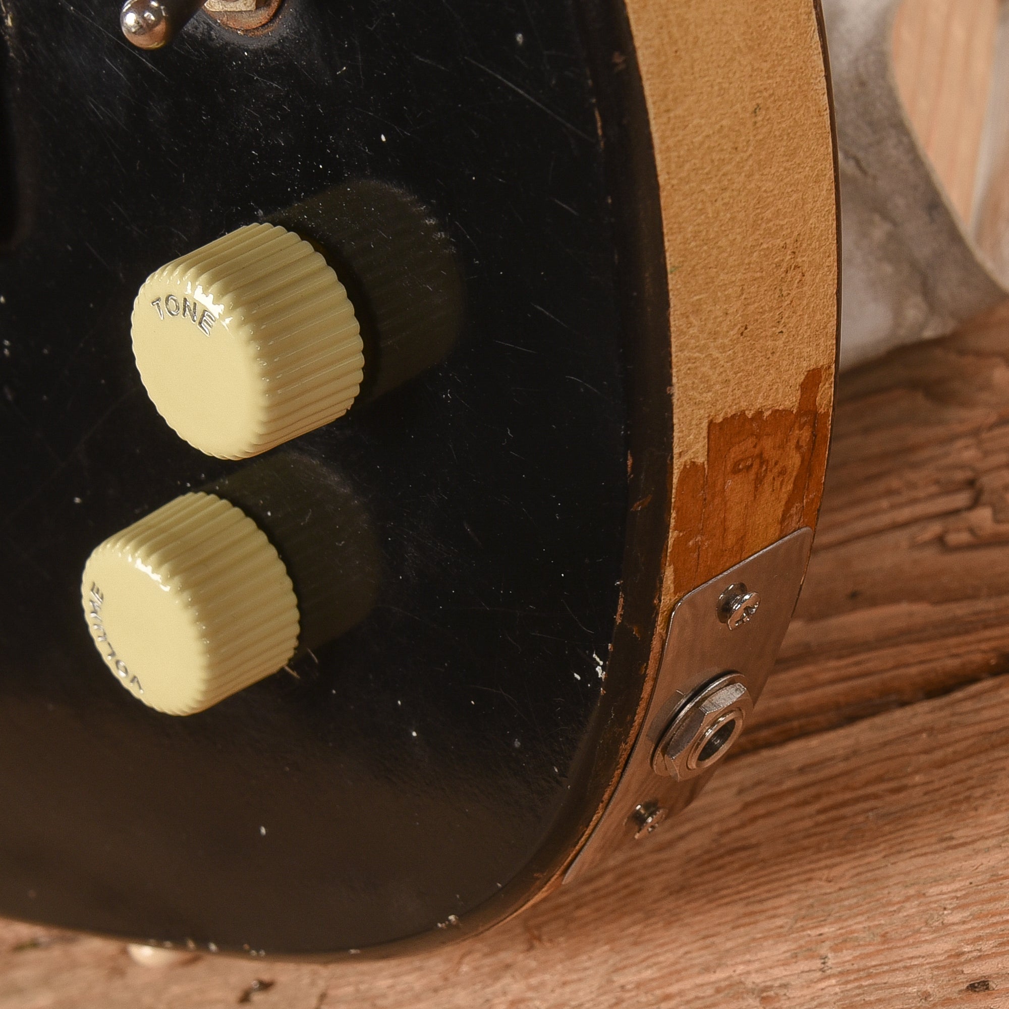 Silvertone Peanut Body Black 1960s