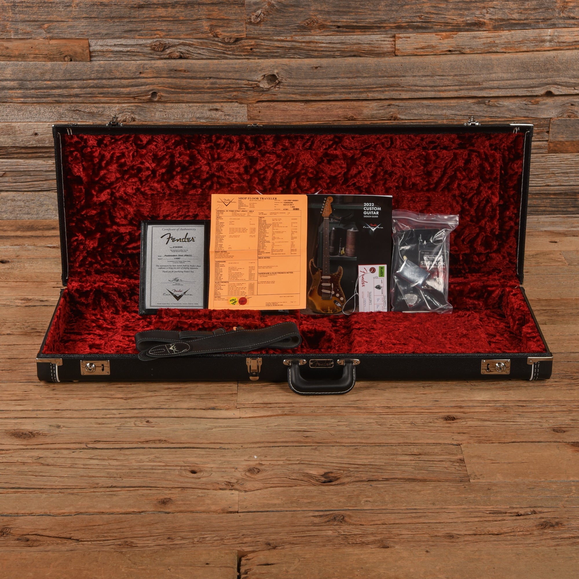 Fender Postmodern Strat Journeyman Relic Black 2022