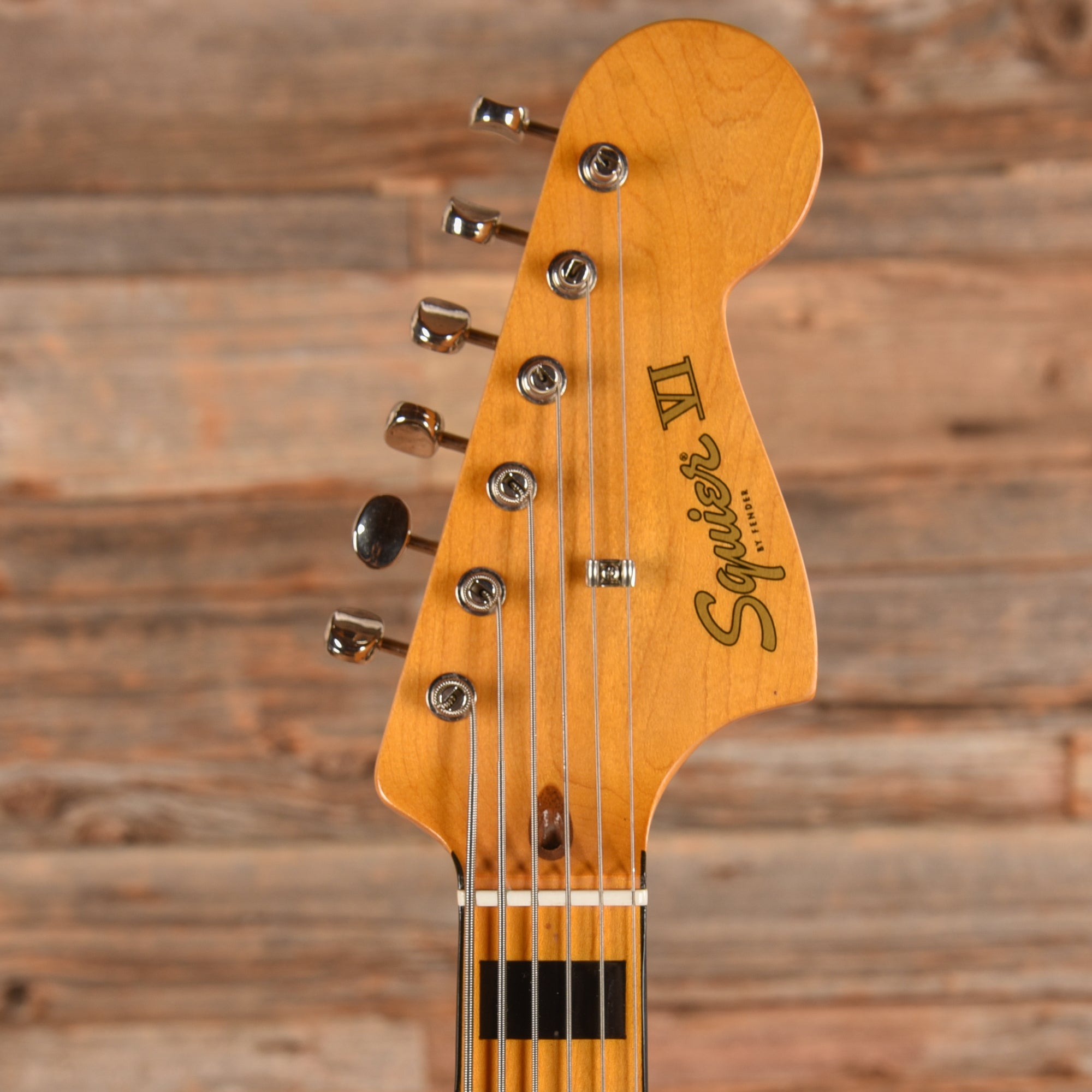 Squier Classic Vibe Bass VI Maple Neck Walnut w/Black Blocks/Binding & 3-Ply Black