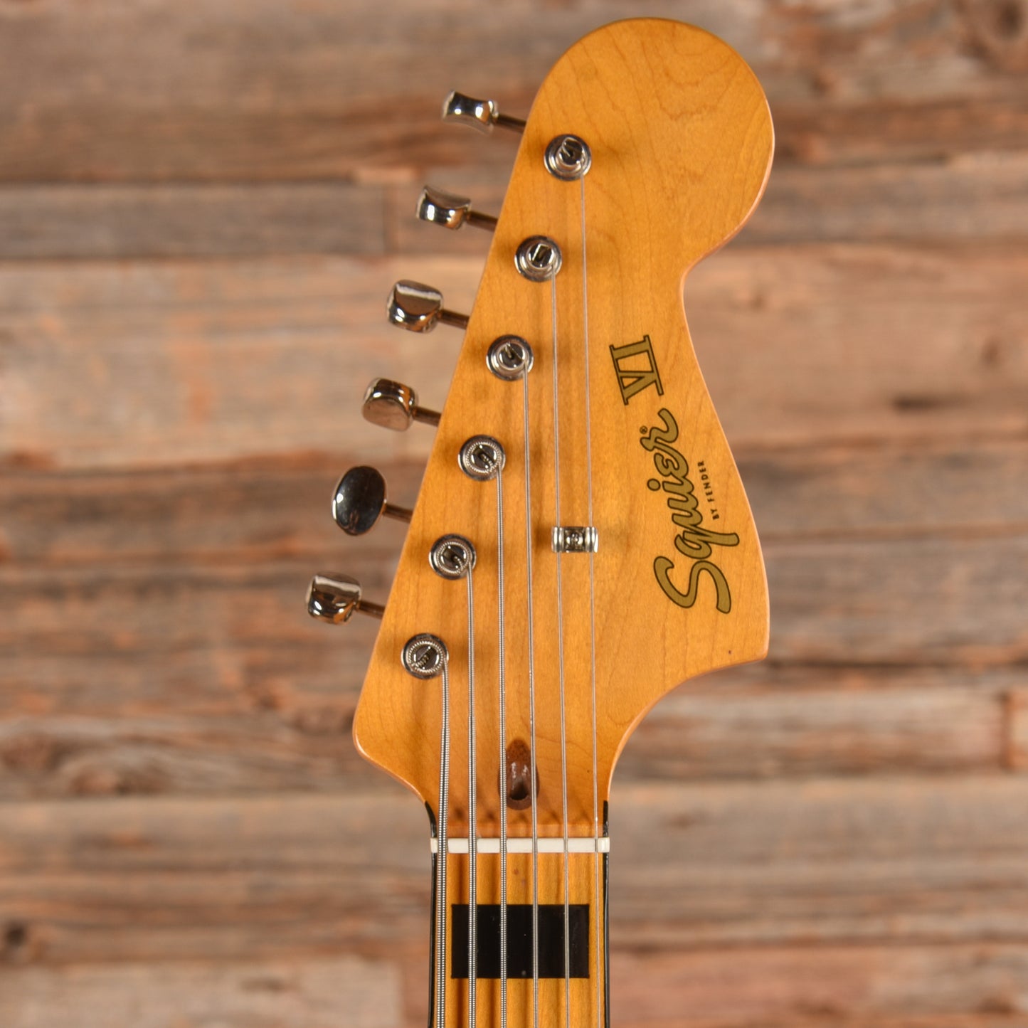 Squier Classic Vibe Bass VI Maple Neck Walnut w/Black Blocks/Binding & 3-Ply Black