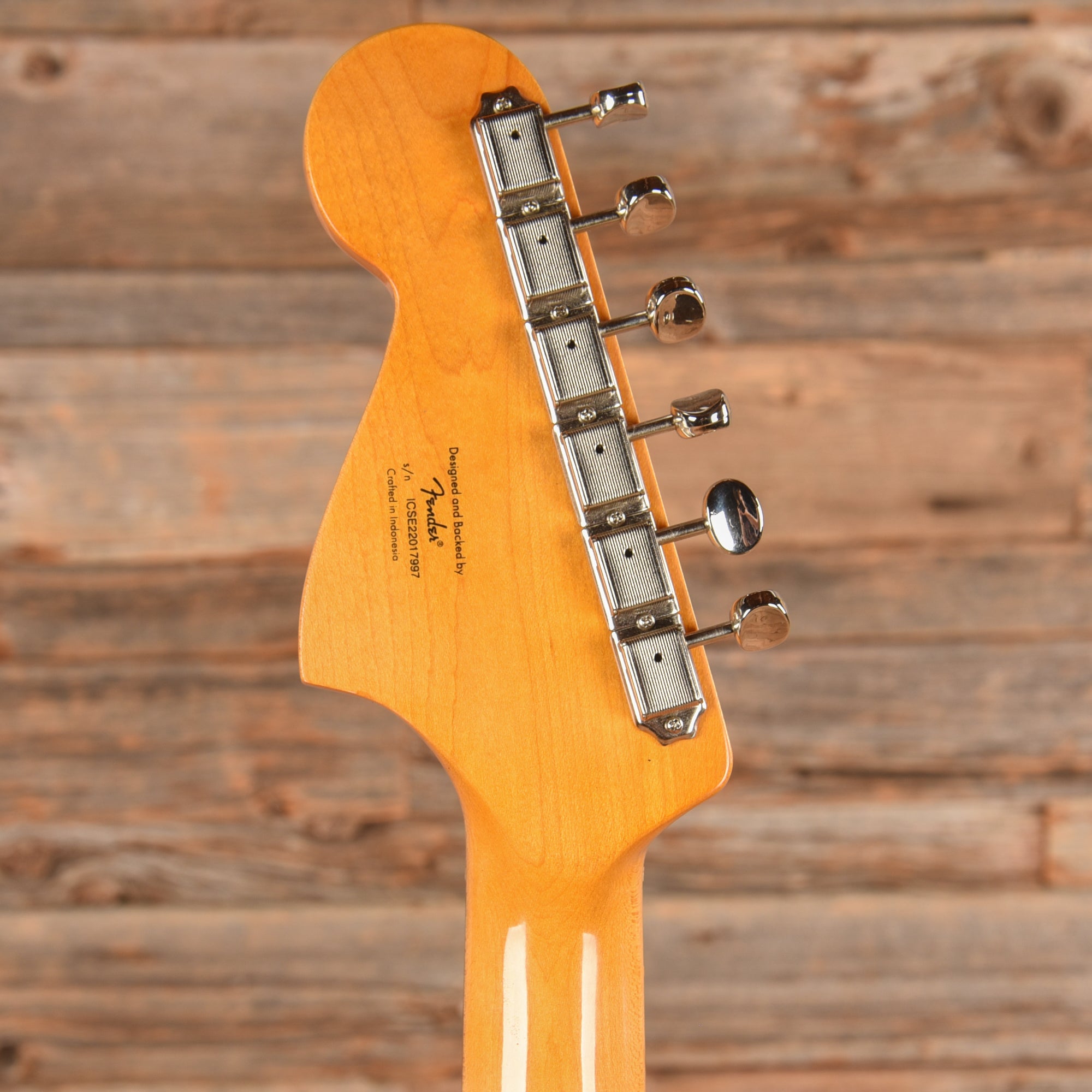 Squier Classic Vibe Bass VI Maple Neck Walnut w/Black Blocks/Binding & 3-Ply Black