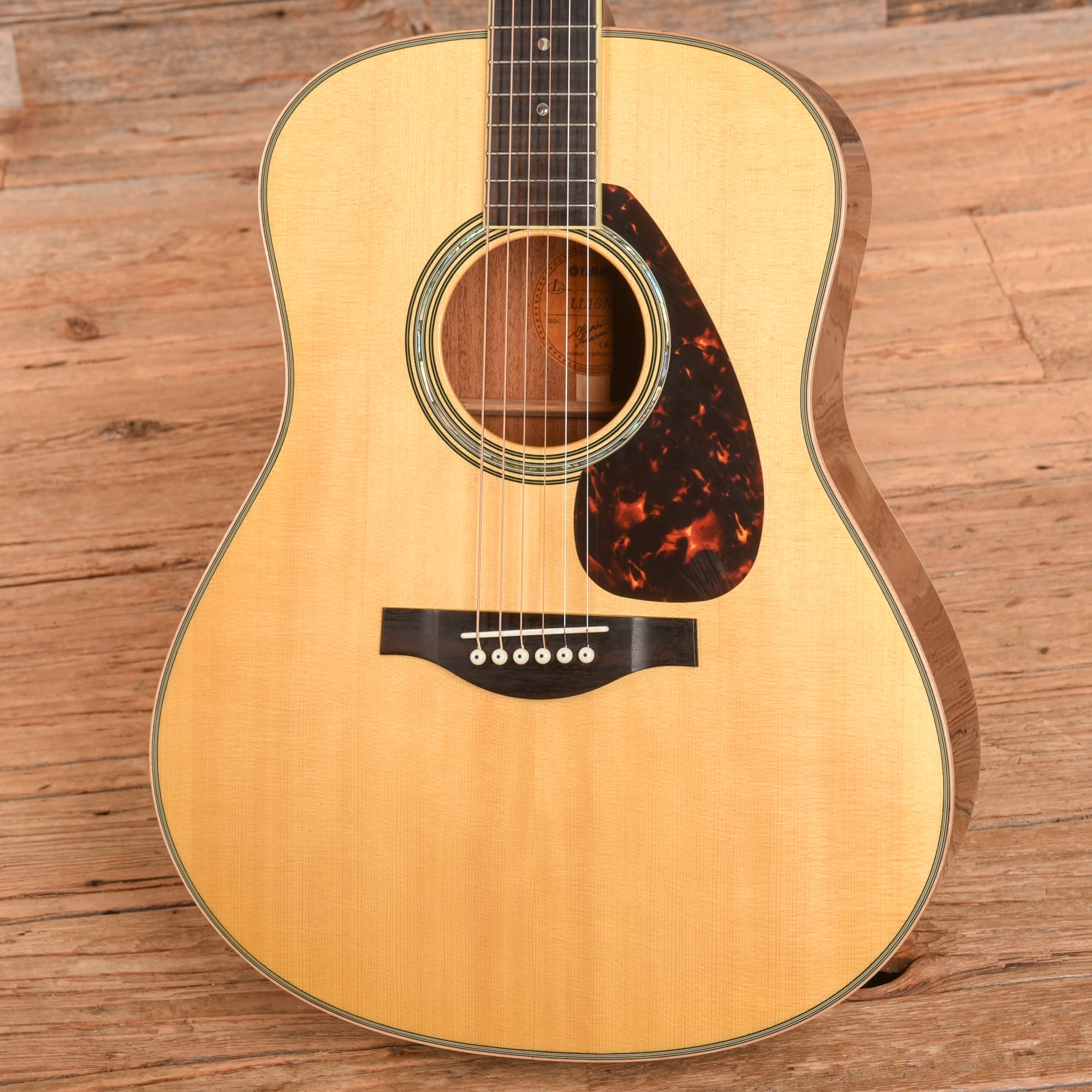 Yamaha LL16M Jumbo Acoustic Natural