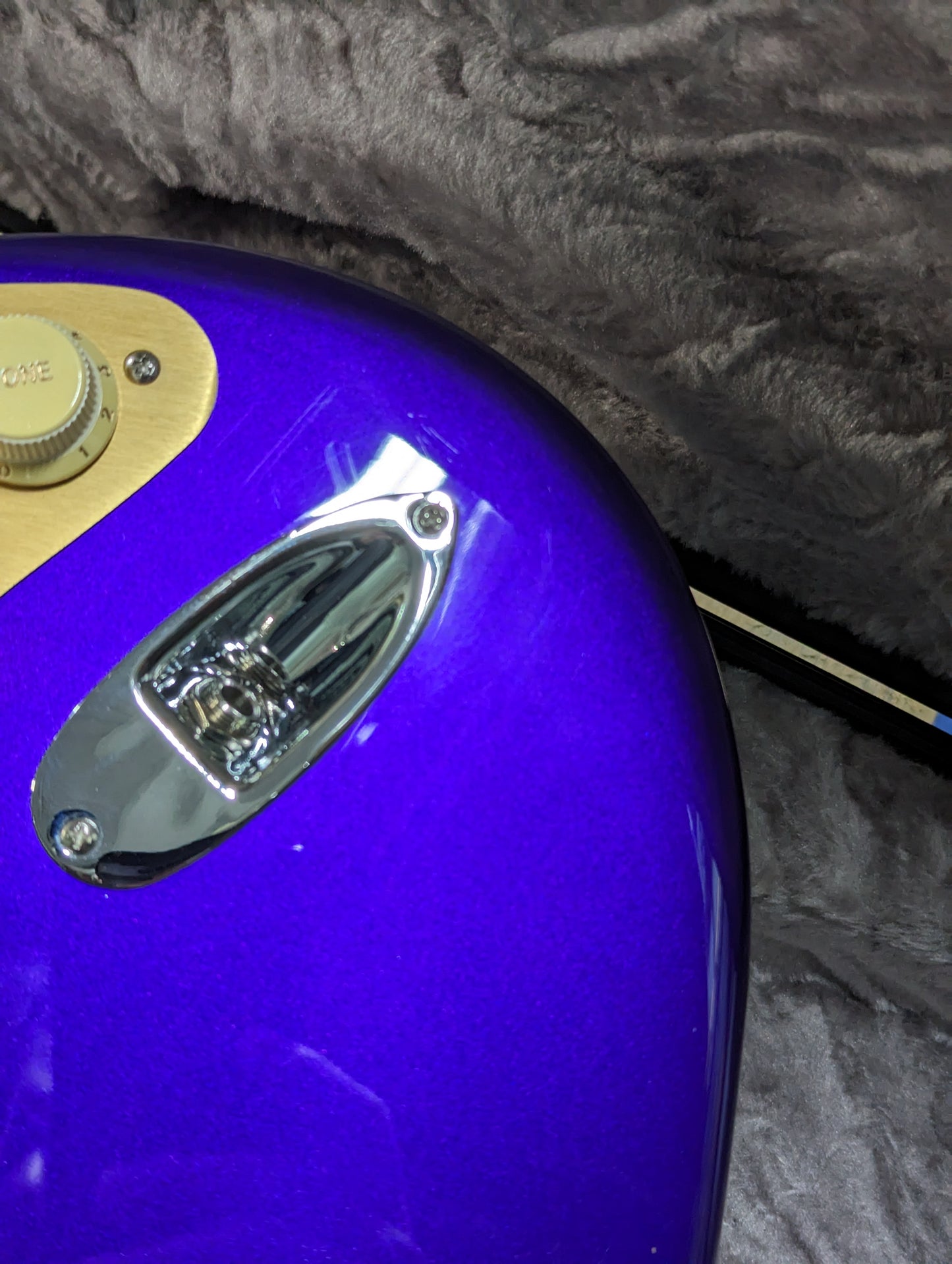 Fender American Ultra Stratocaster Plum Metallic w/Ebony Fingerboard & Anodized Gold Pickguard