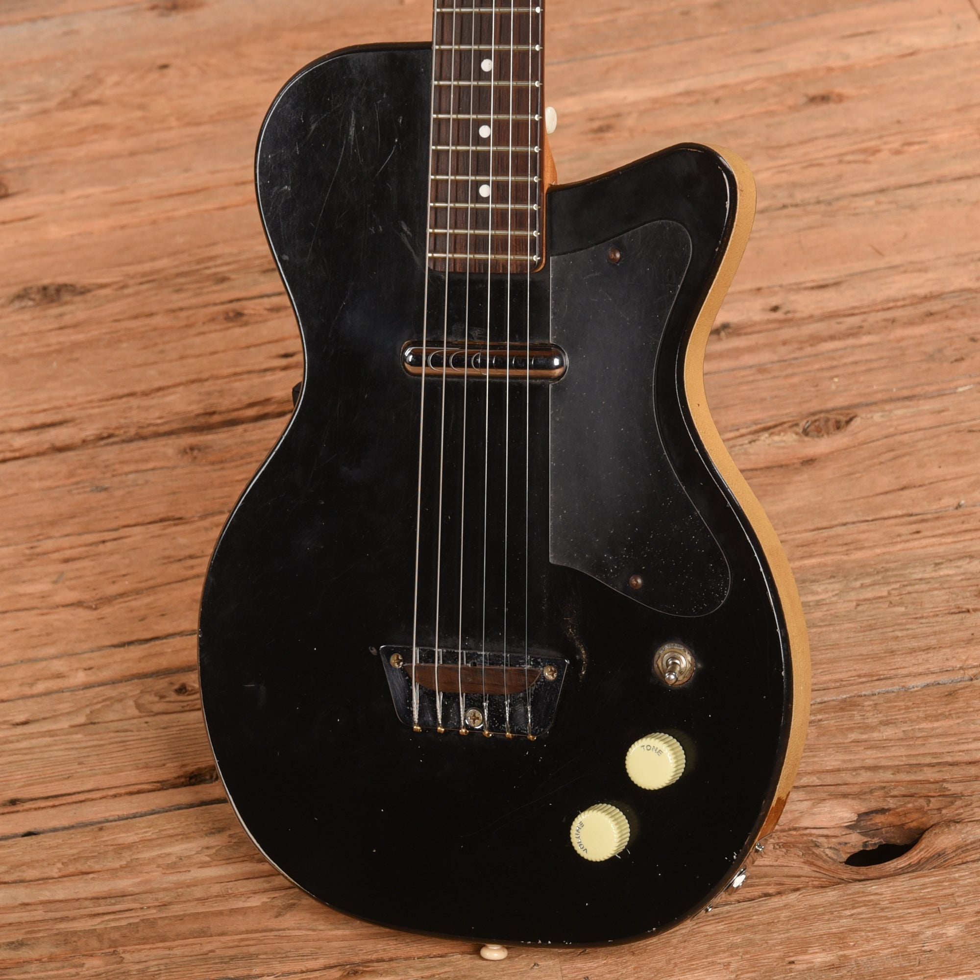 Silvertone Peanut Body Black 1960s