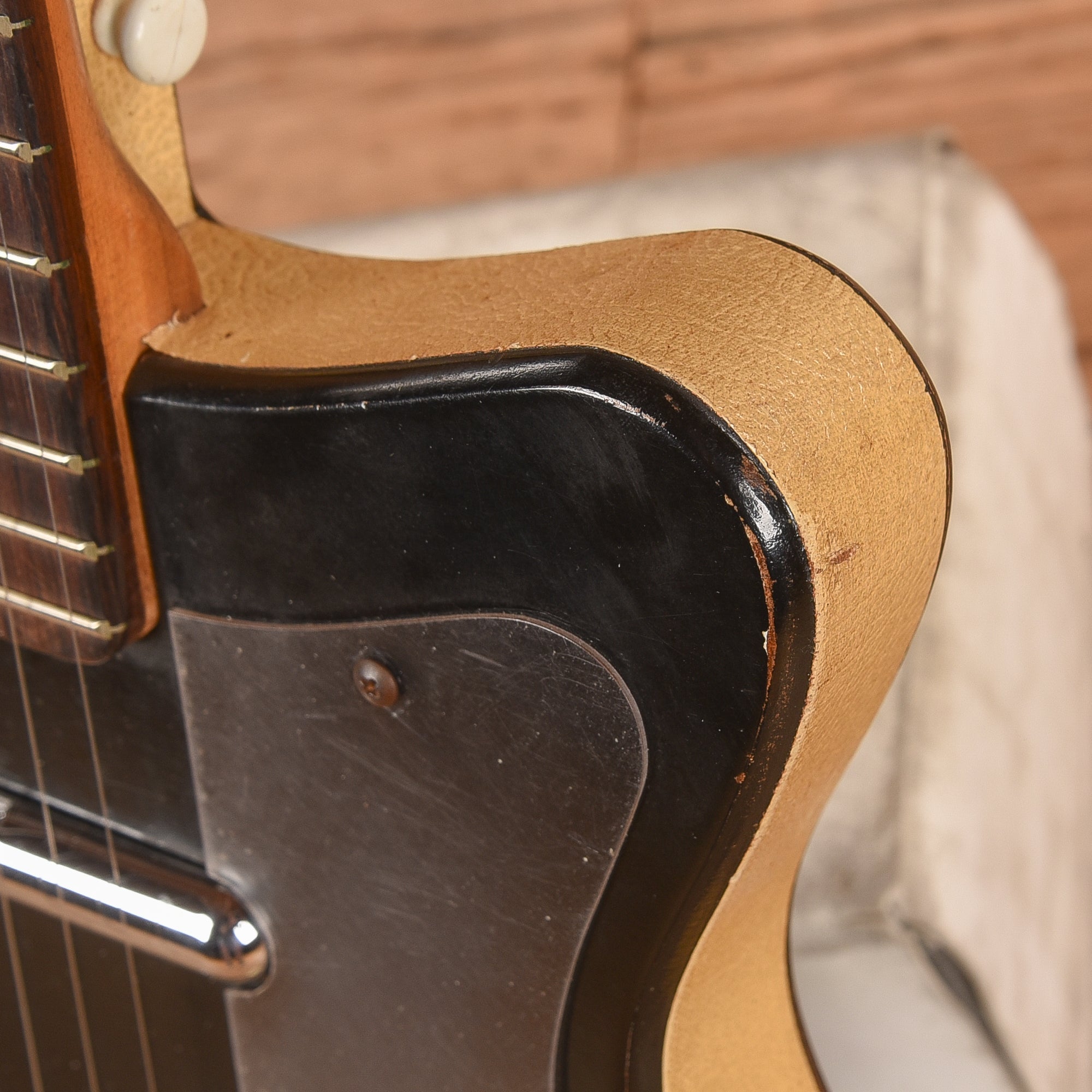 Silvertone Peanut Body Black 1960s