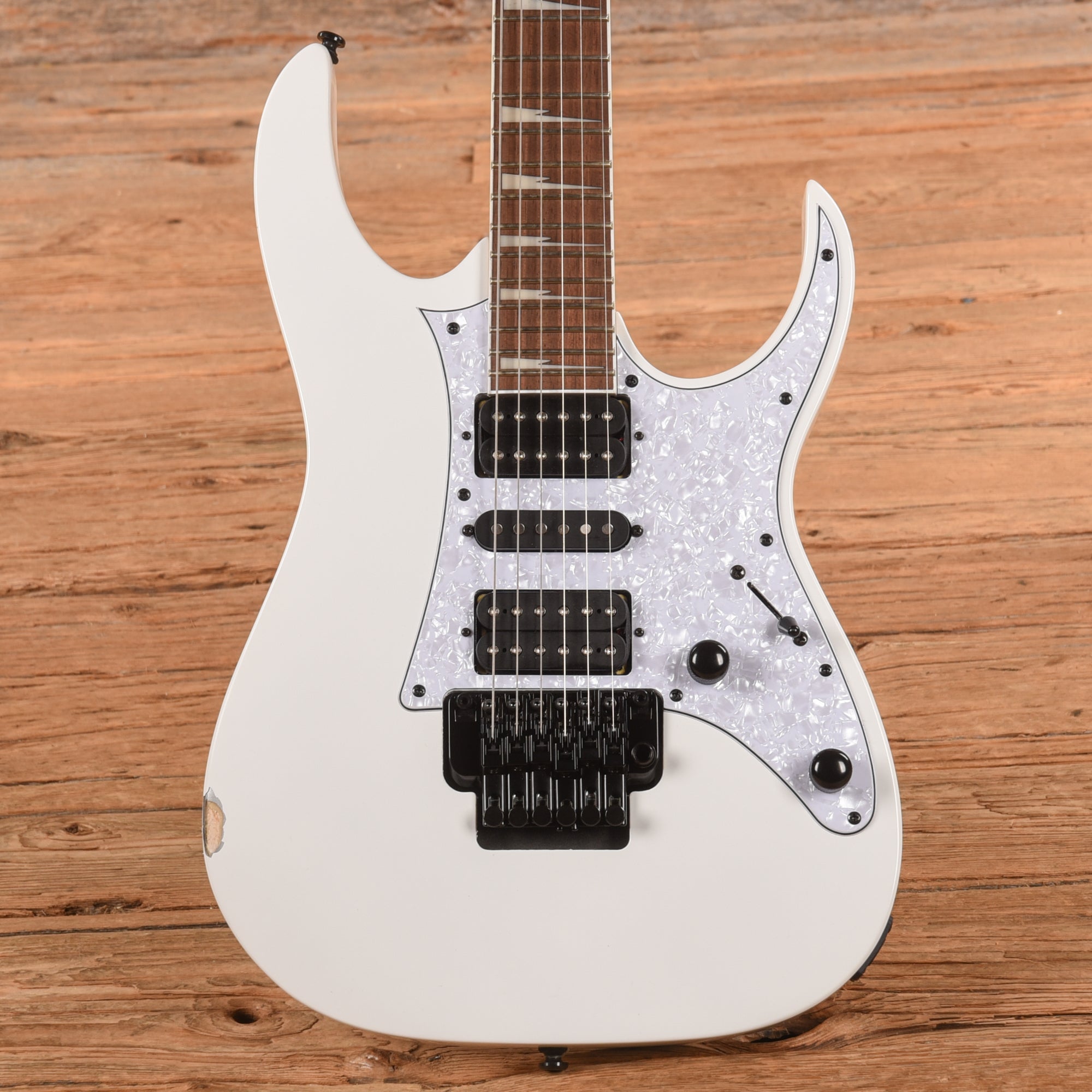 Ibanez RG450DXB White – Chicago Music Exchange
