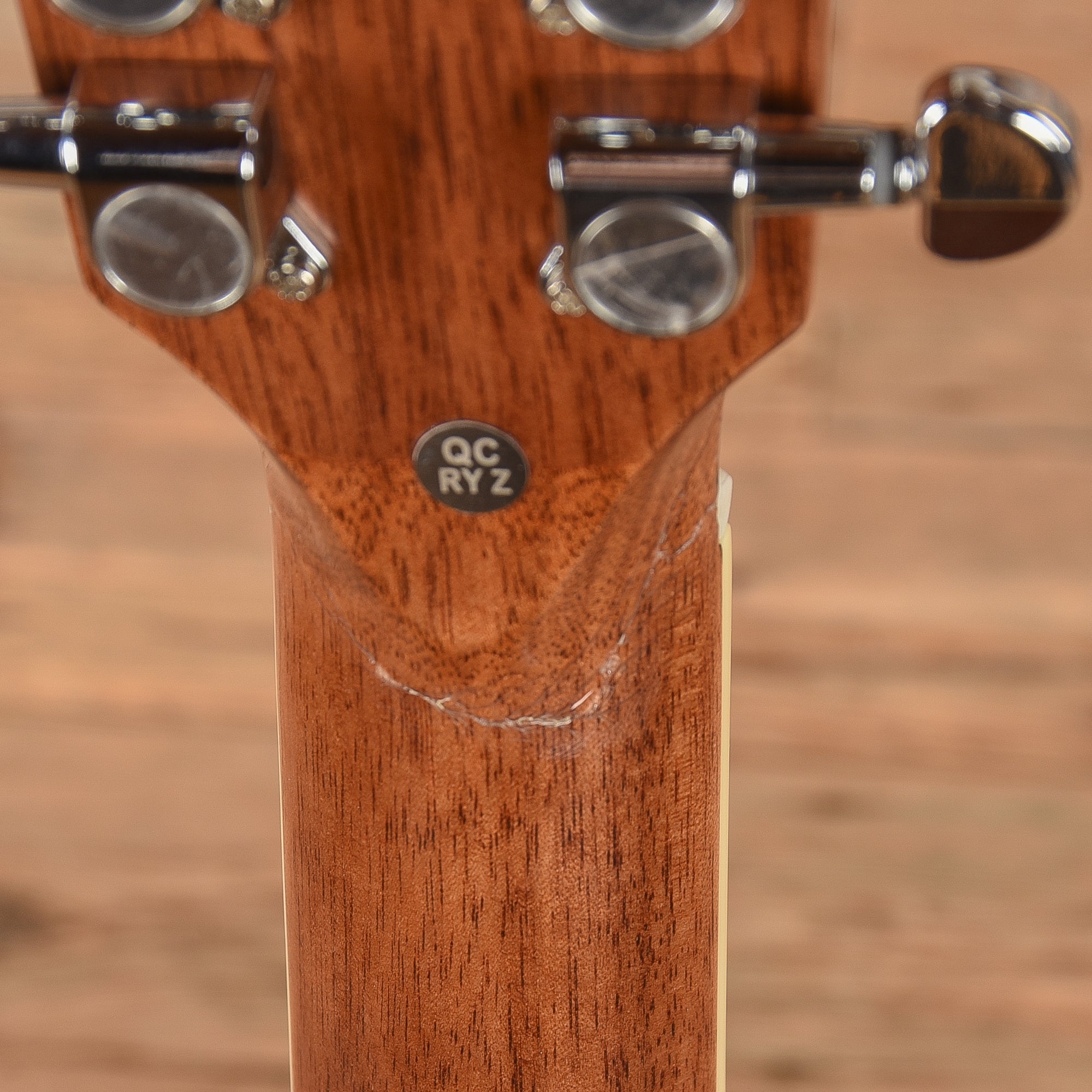 Alvarez AG60ce Artist 8-String Grand Auditorium Solid A+ Sitka Spruce/African Mahogany Shadowburst