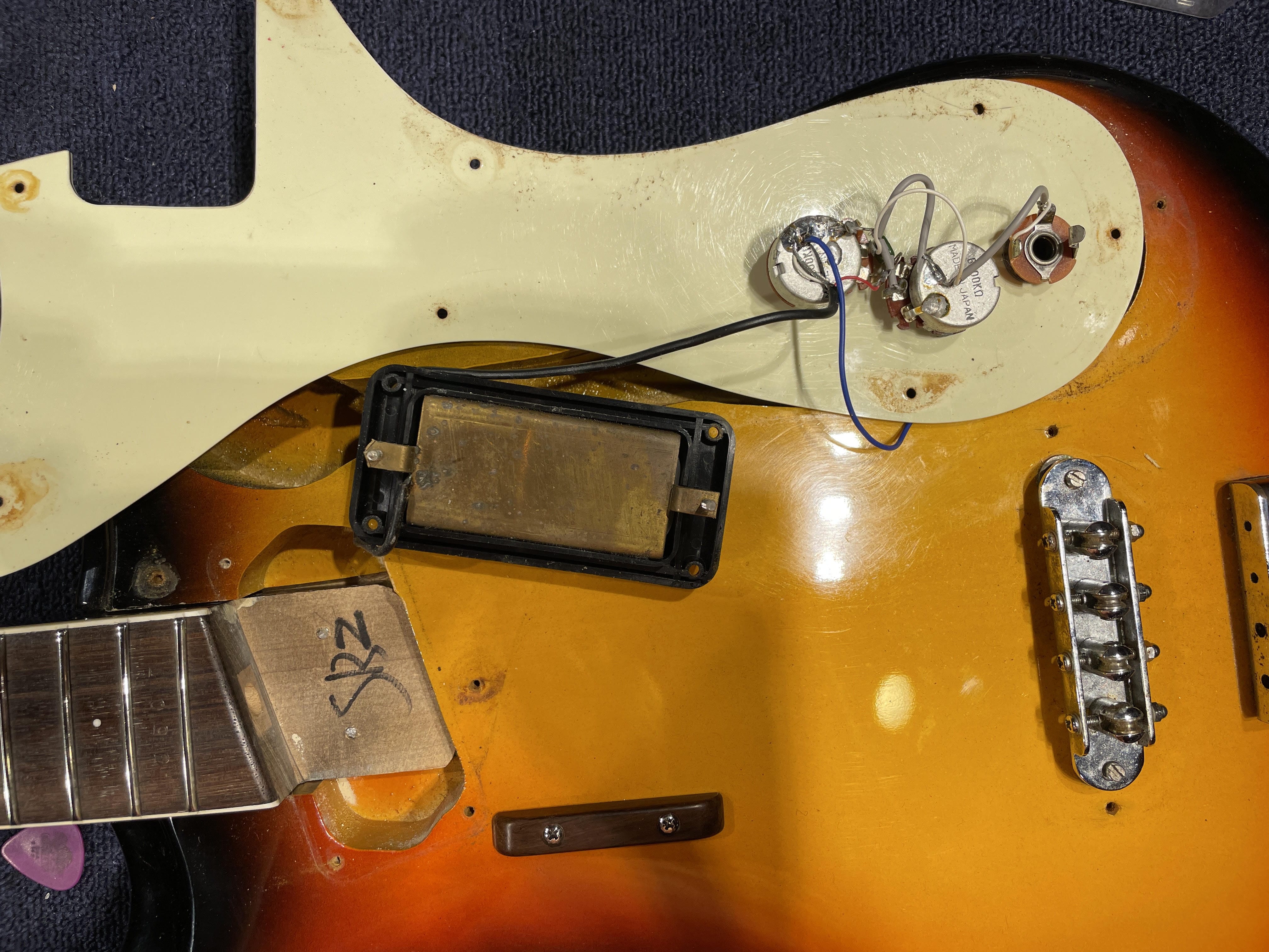 Mosrite Ventures Bass Sunburst 1970s – Chicago Music Exchange