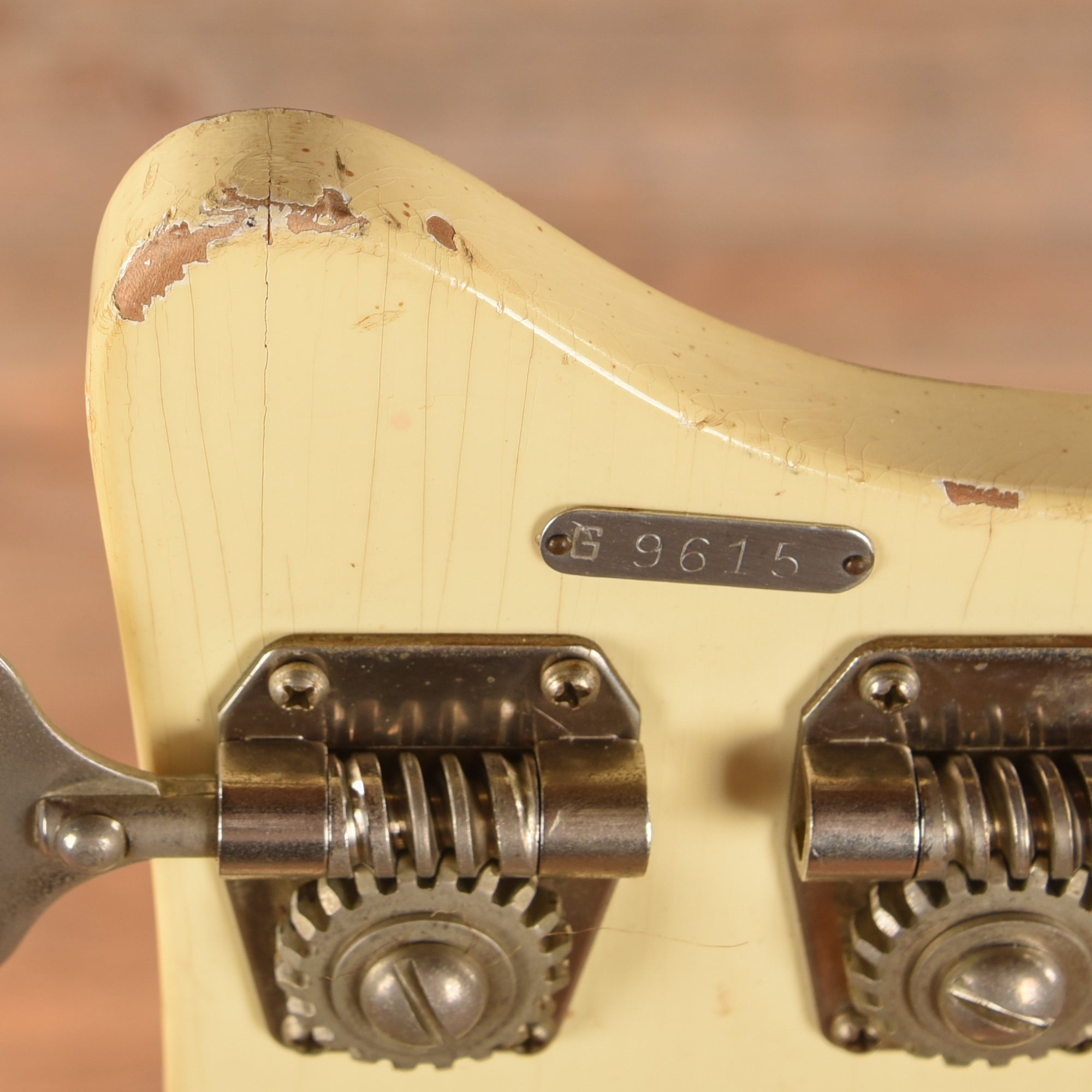 National Res-o-glass Val-Pro 85 Bass White 1960s Bass Guitars / 5-String or More