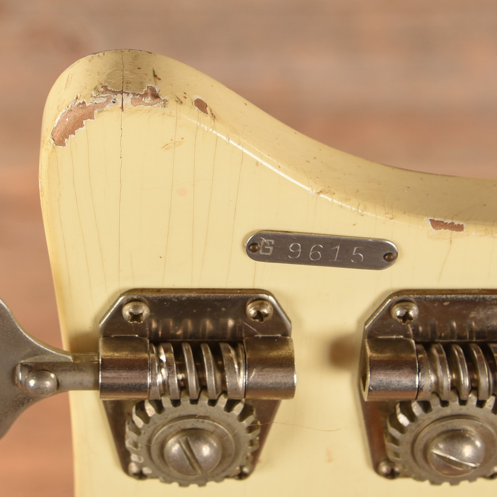 National Res-o-glass Val-Pro 85 Bass White 1960s Bass Guitars / 5-String or More
