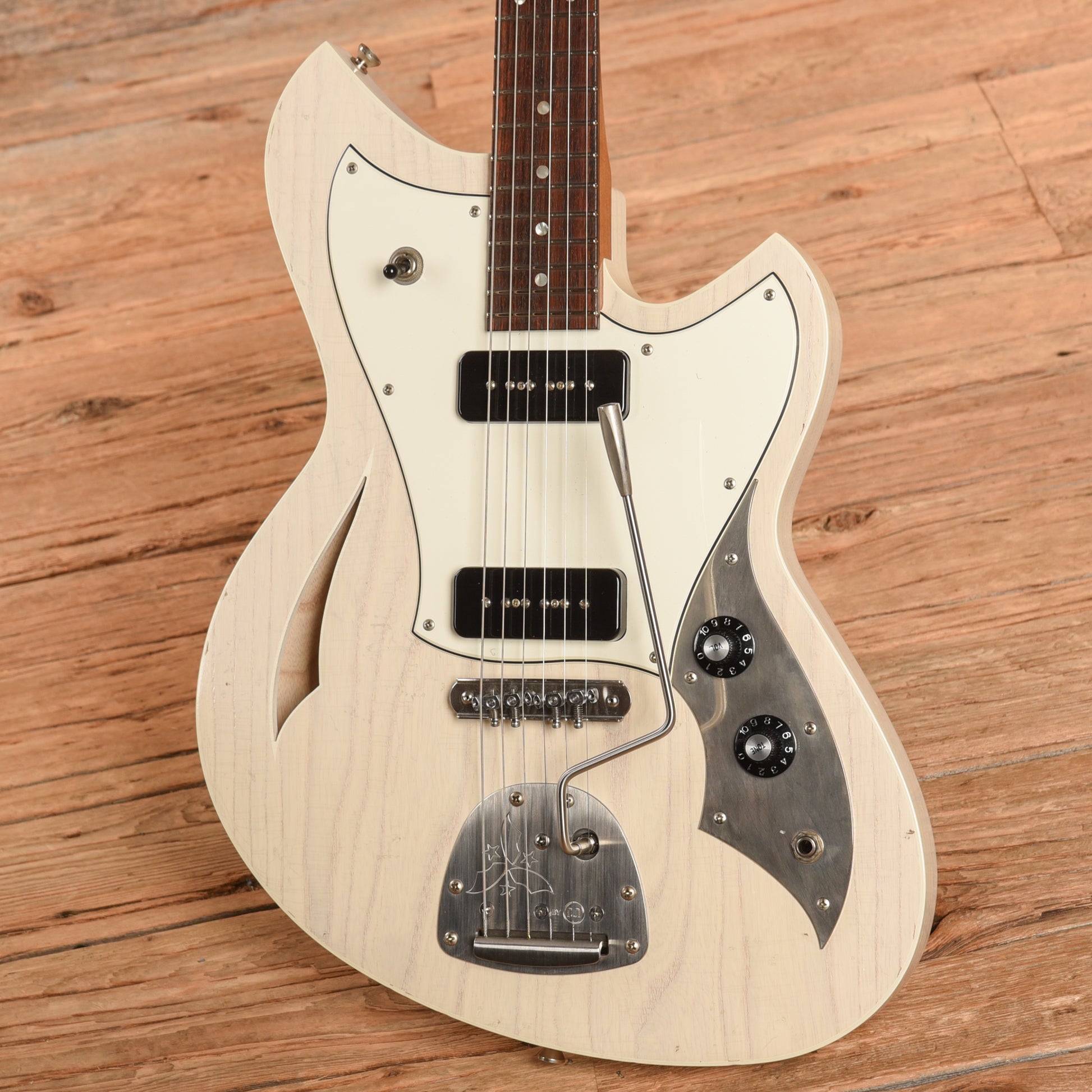 Novo Miris J White Electric Guitars / Semi-Hollow